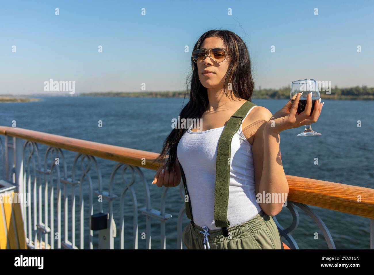 Eine Frau, die in die reiche Geschichte Ägyptens eintaucht, während sie den Nil befährt. Besuchen Sie antike Tempel, erfahren Sie mehr über alte Traditionen und entdecken Sie Stockfoto