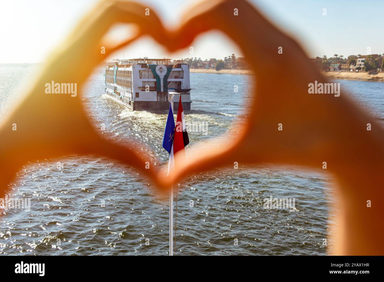 Begeben Sie sich auf eine unvergessliche Reise zurück in die Vergangenheit an Bord einer luxuriösen Bootstour auf dem Nil, wo Ägyptens antike Wunder zum Leben erwachen. Stockfoto