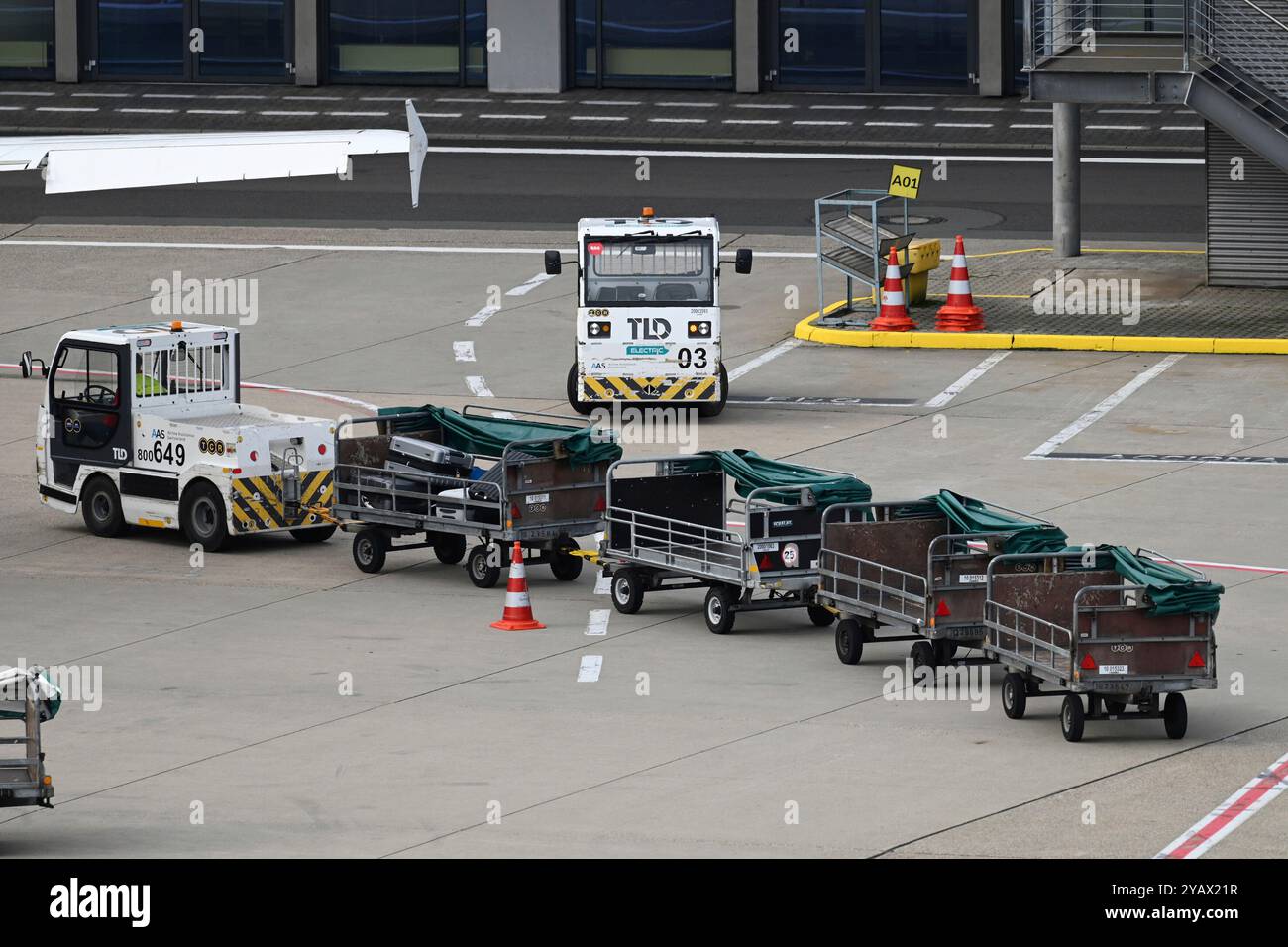 Fahrzeug mit Anhängern und Gepäck fährt über die Schürze, Bodenpersonal, allgemein, Merkmal, Randmotiv, symbolisches Foto vom Flughafen Düsseldorf, 15. Oktober 2024. Stockfoto