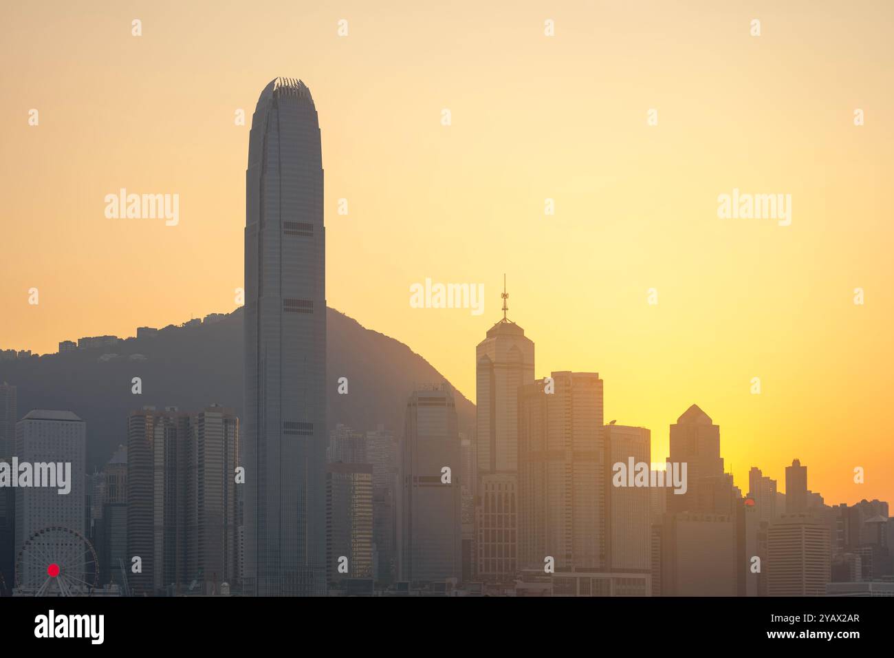 HONGKONG, CHINA - 27. November 2023: Skyline der Innenstadt von Hongkong über den Hafen von Victoria bei Sonnenuntergang, Hongkong, China. Goldene Stunde. Stockfoto