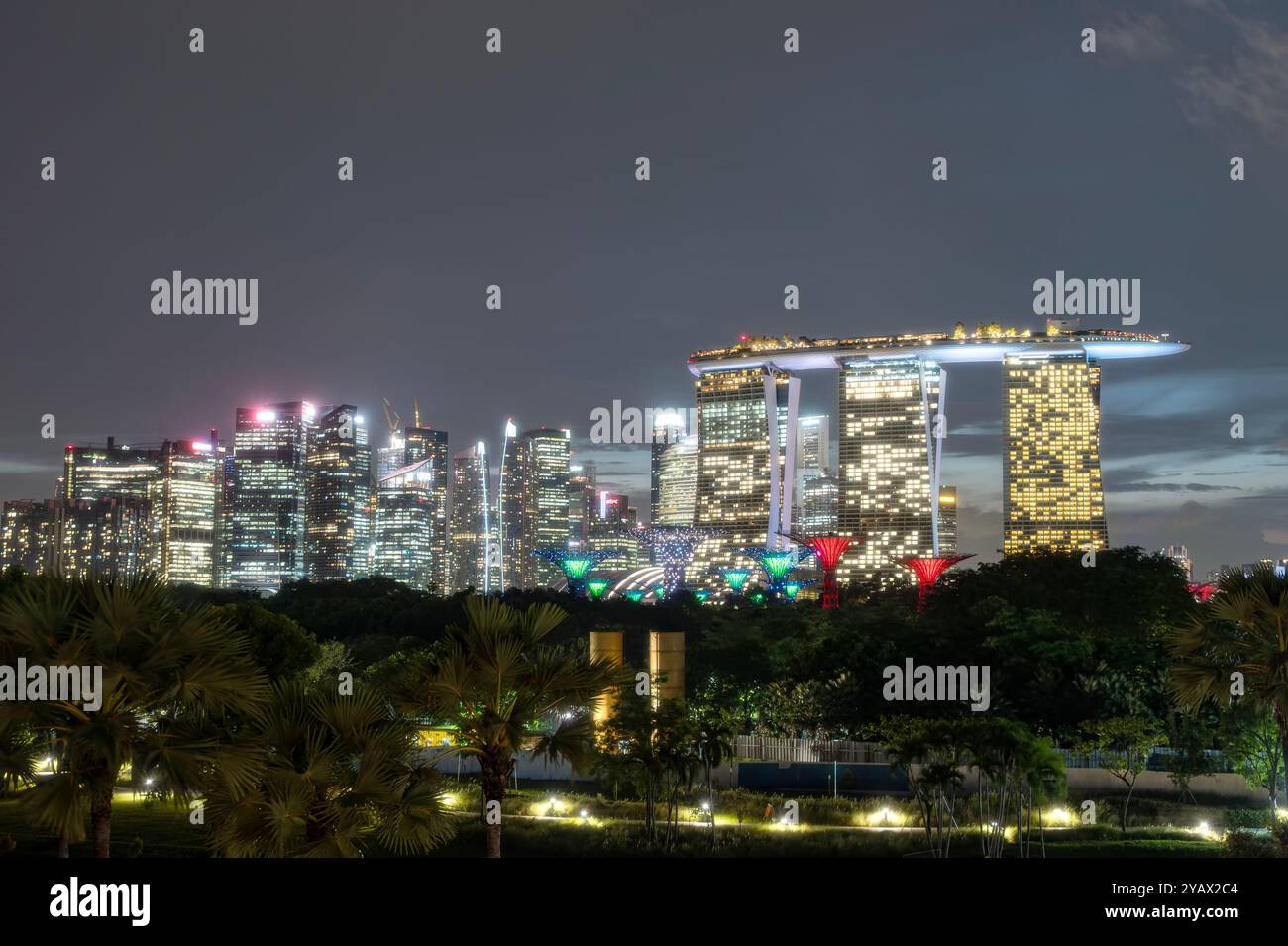 SINGAPUR, SINGAPUR - 26. August 2023: Panoramablick auf die Skyline von Singapore Marina Bay bei Nacht mit Marina Bay Sands, Art Science Museum und Flyer. Stockfoto