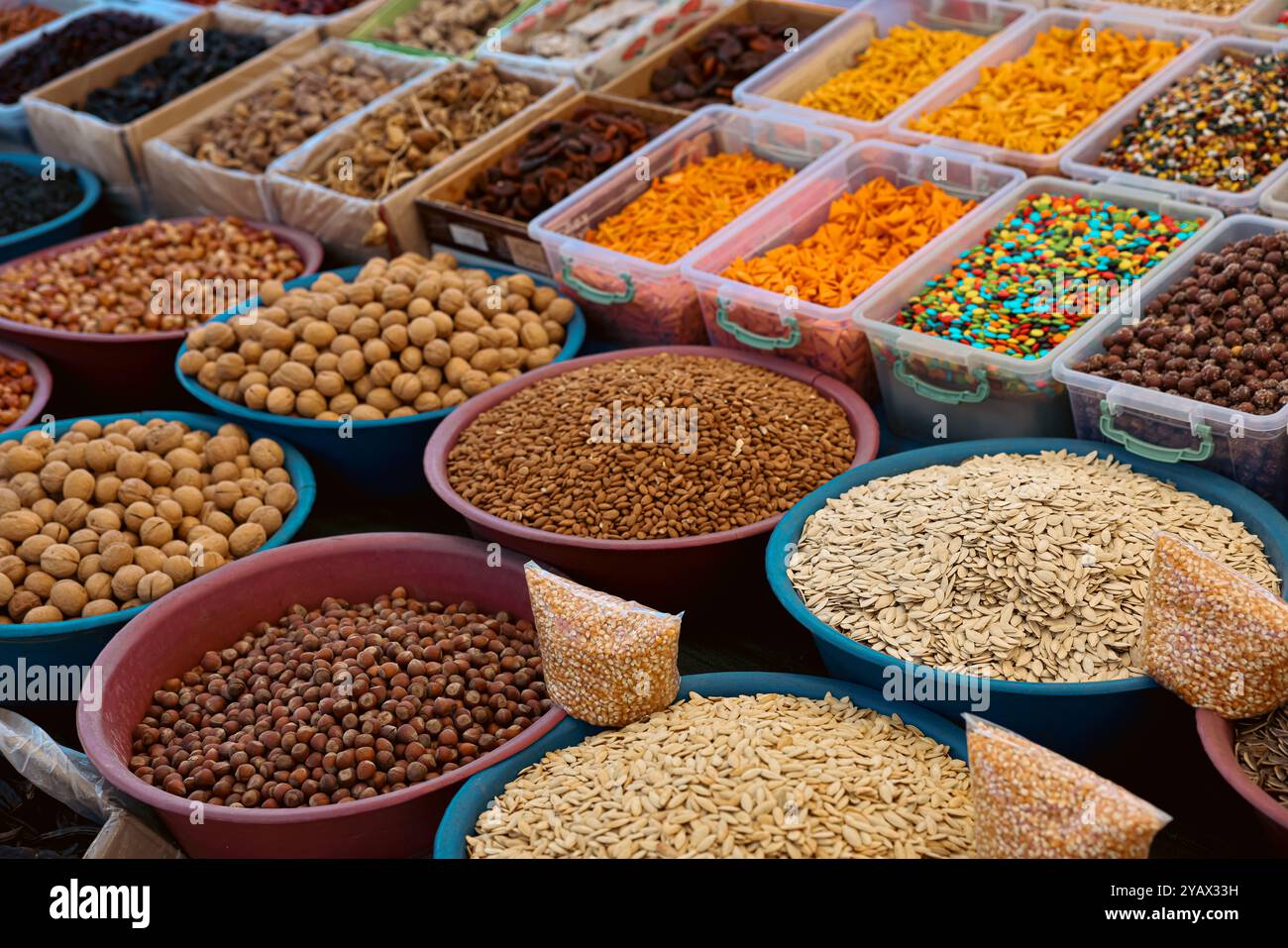 Eine vielfältige Auswahl an Gewürzen und Nüssen wird in lebhaften Schüsseln auf einem lebhaften Markt in der Türkei präsentiert, der die Käufer einlädt, lokale Geschmäcker und Aromen zu erkunden. Stockfoto
