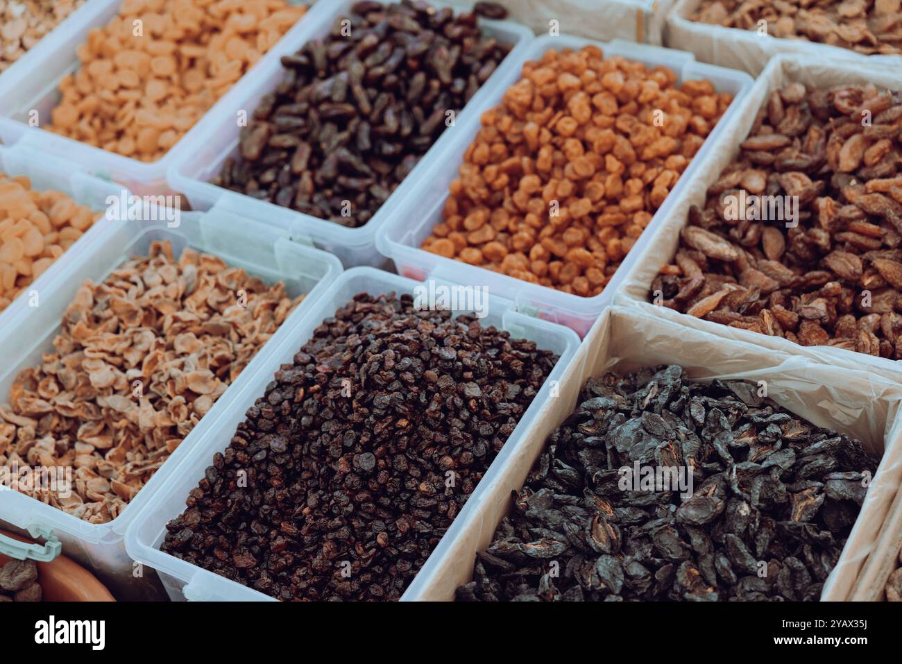 Eine bunte Auswahl an getrockneten Früchten und Nüssen ist ordentlich in Behältern auf einem geschäftigen Markt in der Türkei angeordnet, auf dem traditionelle Aromen und Lo hervorgehoben werden Stockfoto