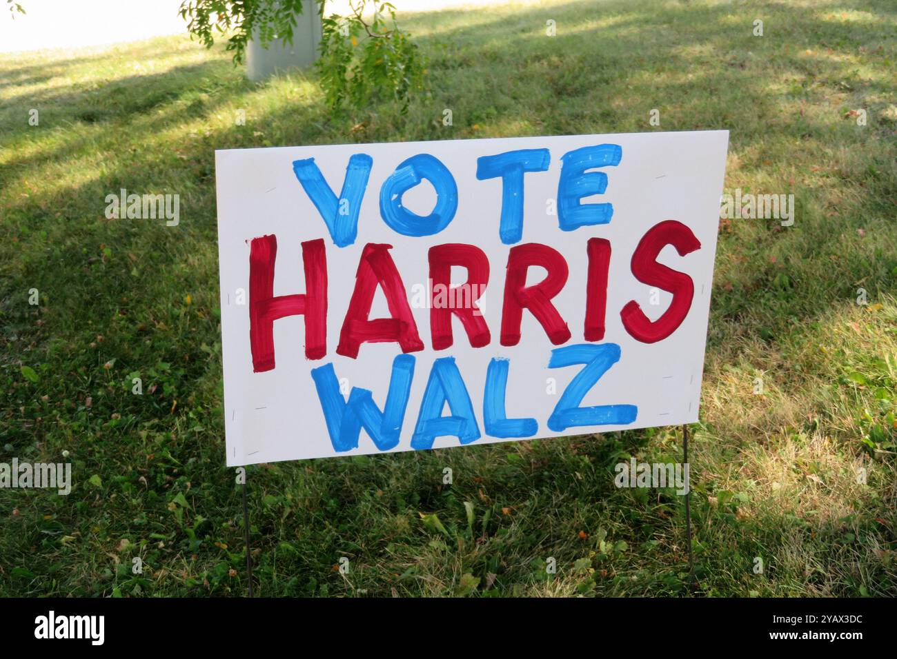 Politische Yard-Schilder, private Wahlplakate und Kampagnenwerbung für die bevorstehenden Präsidentschaftswahlen in den Vereinigten Staaten zwischen der demokratischen Kandidatin Kamala Harris und dem republikanischen Kandidaten Donald Trump in Wisconsin, USA Stockfoto