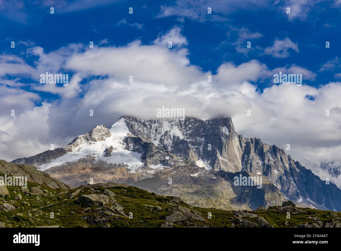 Berggipfel Petit Dru, Aiguille du Dru, Gipfel Les Drus in French Apls, Chamonix. Einer der härtesten Klettersteige in den Alpen, felsige Mauer mit Eis und Schnee Stockfoto