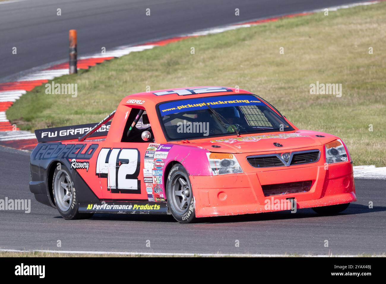 Jonathan Hadfield nahm 2024 an der britischen Pick-up Truck Racing Championship in Snetterton, Norfolk, UK Teil Stockfoto