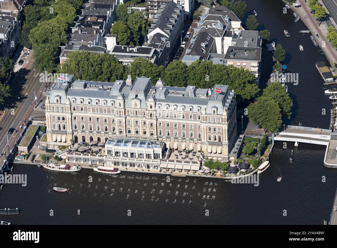 Das Amstel Hotel (offiziell InterContinental Amstel Amsterdam) ist ein Luxushotel in Amsterdam. Das Gebäude befindet sich am Professor Tulpplein 1 mit Blick auf die Amstel. Viele Berühmtheiten haben hier geschlafen, aber aufgrund der Corona covid 19-Krise ist die Auslastung derzeit niedriger als gewünscht. niederlande aus - belgien aus Stockfoto