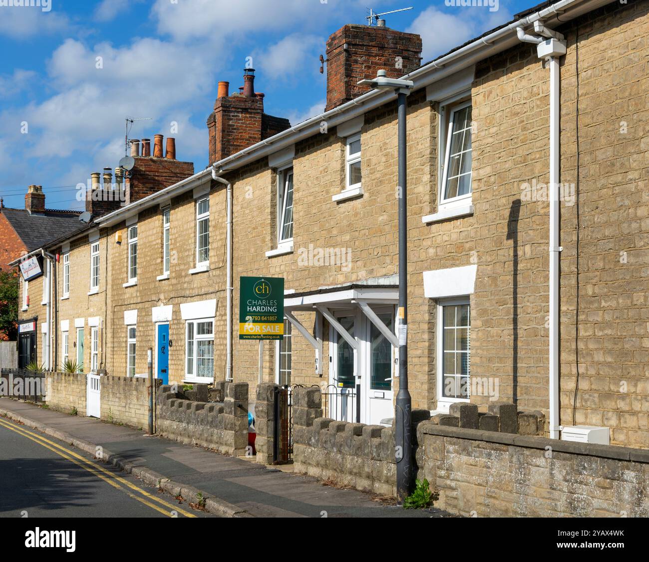 Historische Reihenhäuser zum Verkauf Immobilienmakler Schild, Prospect Place, Old Town, Swindon, Wiltshire, England, Großbritannien Stockfoto