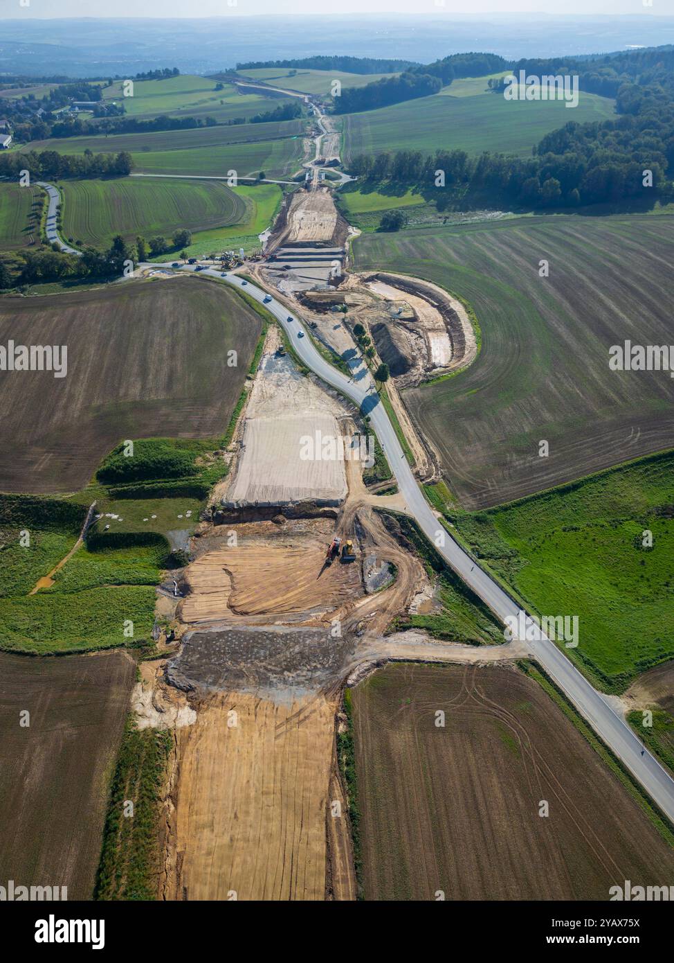 Luftbild Strassenbau die Staatsstraße 177 ist eine Staatsstraße in Sachsen, deren südöstlicher Abschnitt zwischen Pirna und Radeberg nach der Fertigstellung von geplanten Ausbaustrecken und Ortsumgehungen zusammen mit der Staatsstraße 95 als Ostumfahrung von Dresden zwischen der Bundesautobahn 17 und der Bundesautobahn 4 dienen soll. Wünschendorf Sachsen Deutschland *** Luftaufnahme Straßenbau die Staatsstraße 177 ist eine Staatsstraße in Sachsen, deren südöstlicher Abschnitt zwischen Pirna und Radeberg als Ostumgehung Dresdens zwischen Bundesstraße 17 und Bundesstraße dienen soll Stockfoto