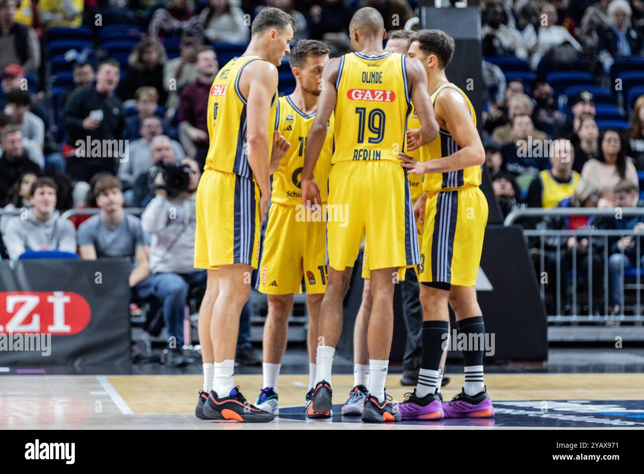 Berlin, Deutschland. Oktober 2024. Spieler von Alba Berlin waren in der dritten Runde der regulären Saison 2024/2025 der Turkish Airlines Euroleague zwischen Alba Berlin und LDLC ASVEL Villeurbanne in der Uber Arena im Einsatz. Endpunktzahl: Alba Berlin 84:79 LDLC ASVEL Villeurbanne. Quelle: SOPA Images Limited/Alamy Live News Stockfoto