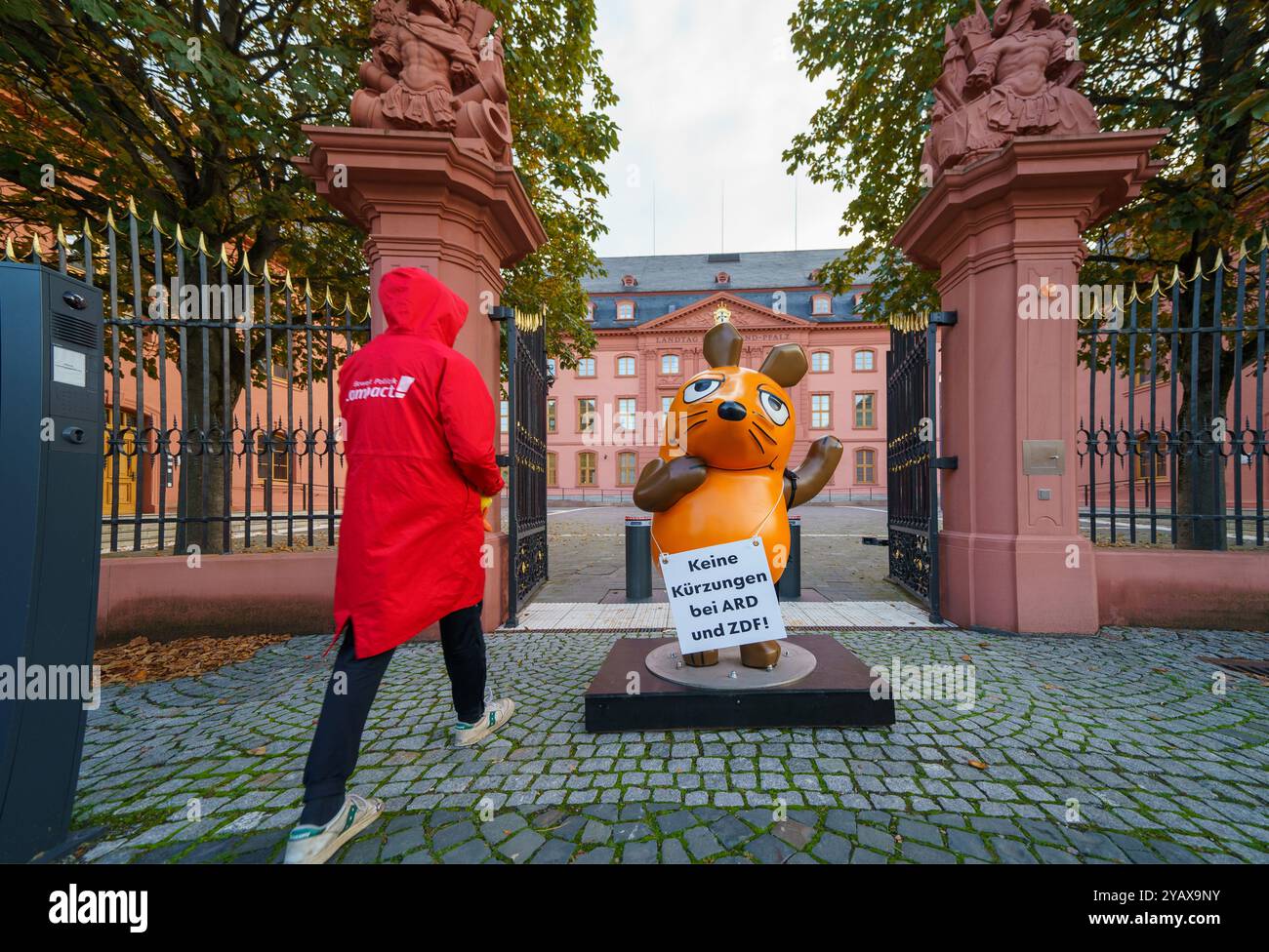 16. Oktober 2024, Rheinland-Pfalz, Mainz: Die Figur der Maus aus der Sendung mit der Maus steht mit Aktivisten der Kampagne vor dem Rheinland-pfälzischen landtag. Aktivistinnen und Aktivistinnen des „Campact e.V.“ sind mit der entführten „Maus“ vor dem ZDF und dem landtag in der Landeshauptstadt erschienen. Die Aktivisten wollen die Aufmerksamkeit auf den Wert des öffentlich-rechtlichen Rundfunks lenken. Seit Jahren schmückte eine Skulptur der Kultfigur aus der Sendung mit der Maus das vierteilige Gebäude des Westdeutschen Rundfunks (WDR) in der Kölner Innenstadt und begrüßte die Besucher. Foto: Andreas A Stockfoto