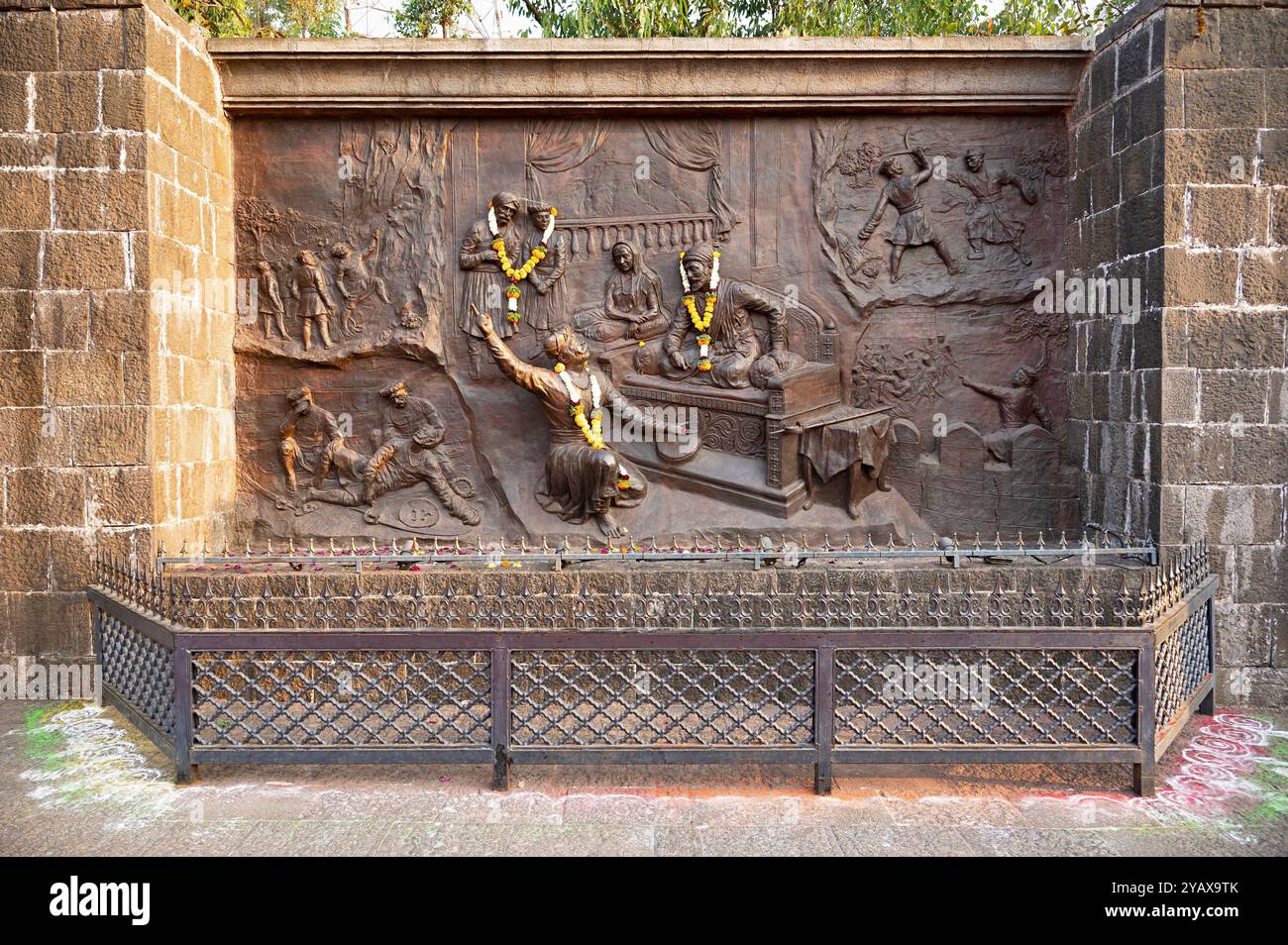 Geschnitzte Metallinstallation in der Nähe von Subhedar Tanhaji Malusare Samadhi, Sinhagad Fort, in Pune, Maharashtra, indien Stockfoto