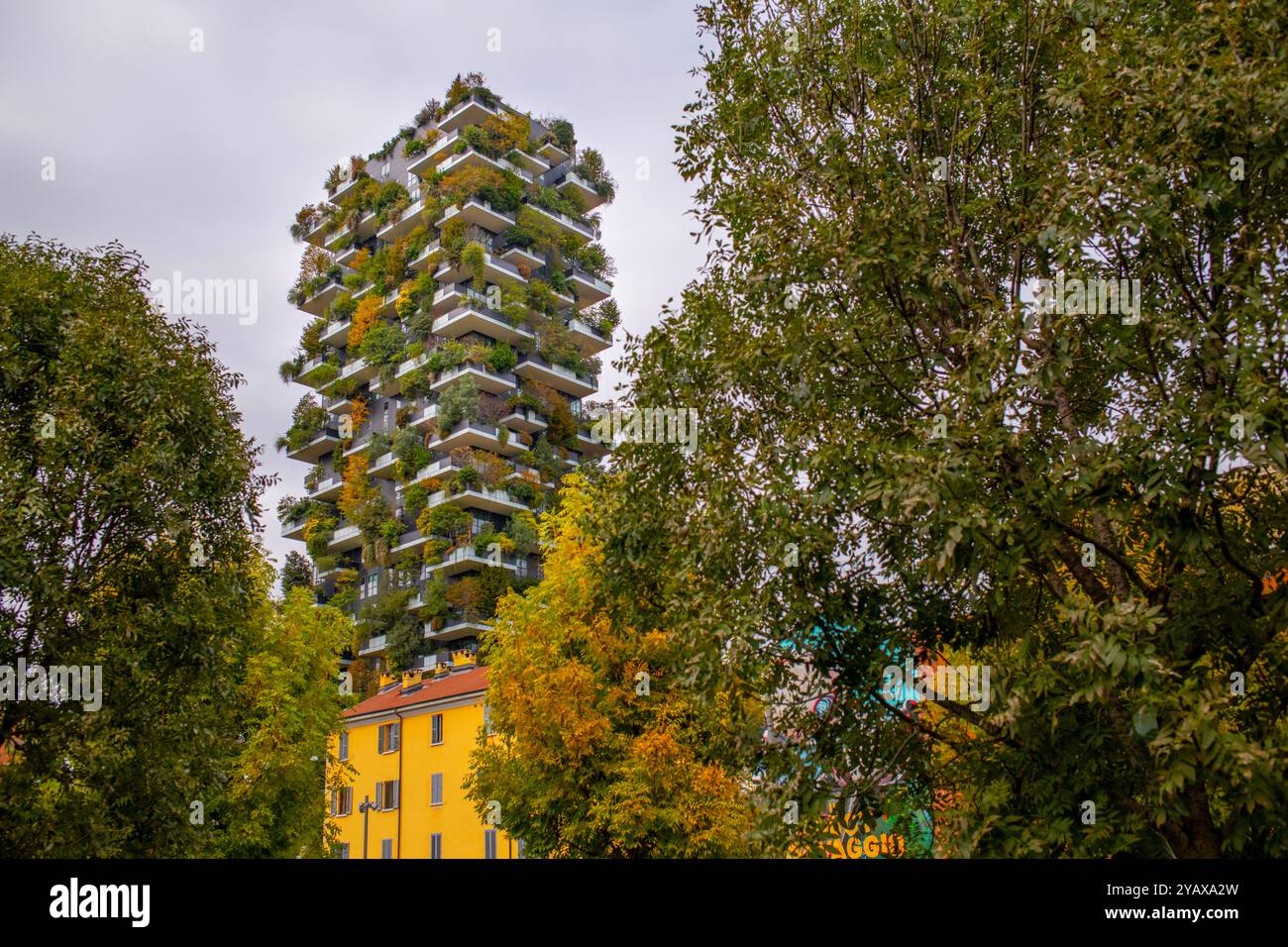 Europa Italien Mailand Milano Bosco Verticale oder Vertical Forest ein luxuriöses Hochhaus mit vielen Vegetationsarchitekten Stefano Boerti Stockfoto