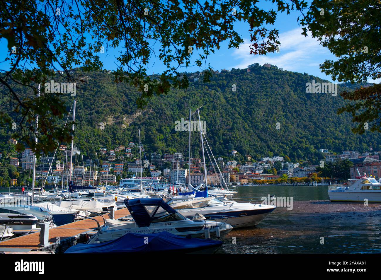 Europa Italien Italia Lombardei Lombardei Lombardei Stadt Como am Comer See mit Booten und Bootstouren Stockfoto