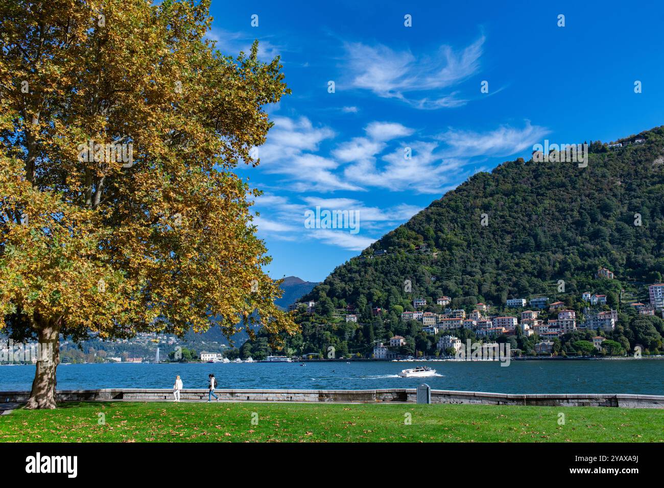 Europa Italien Italia Lombardei Lombardei Lombardei Stadt Como am Comer See mit Booten und Bootstouren Stockfoto