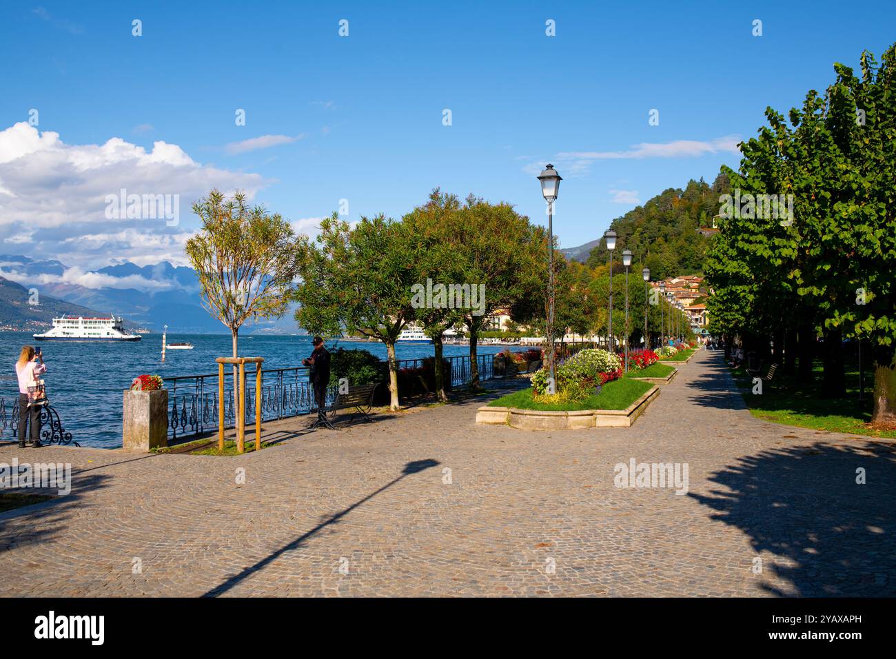 Europa Italien Lombardei Bellagio am Comer See eine Parkpromenade, die eine Autofähre über den See zeigt Stockfoto