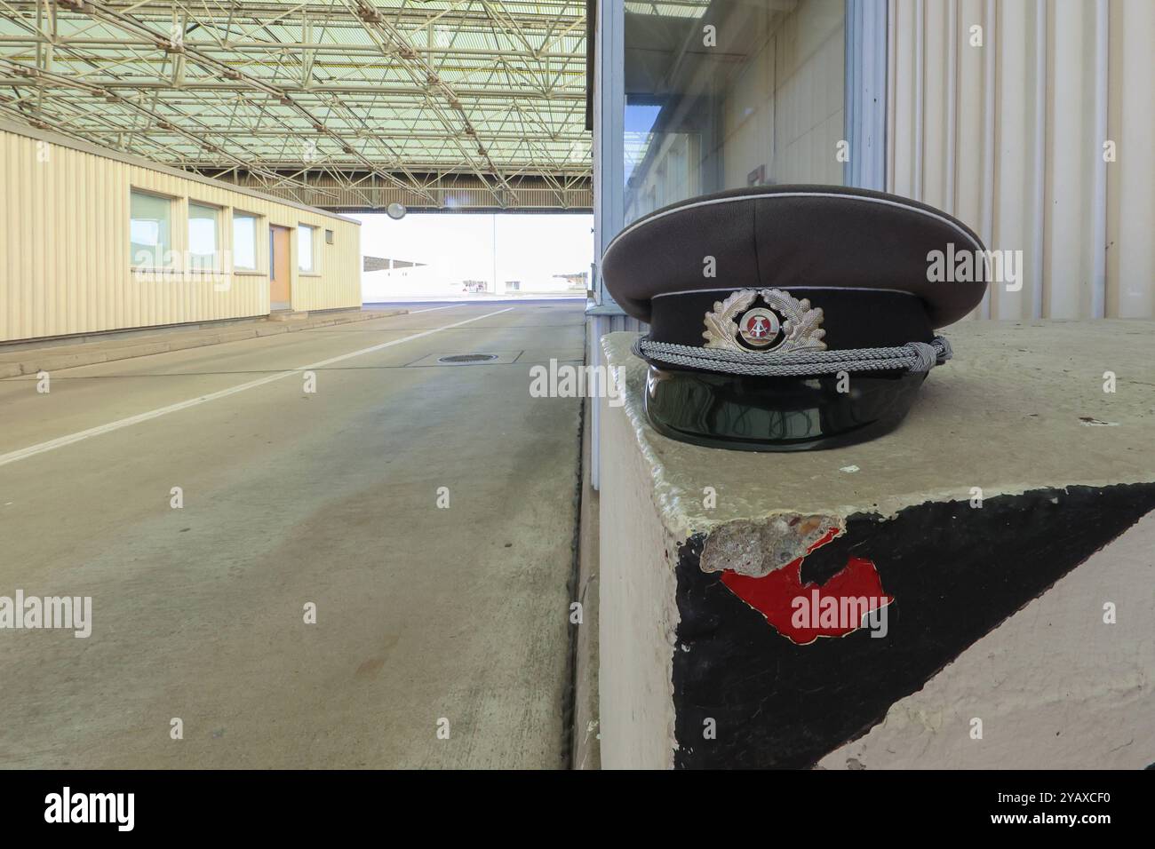 Sachsen-Anhalt, Helmstedt, Gedenkstätte Deutsche Teilung Marienborn, DDR, Grenze, Symbolfoto, Schirmmütze, Mütze, NVA, Grenztruppen der DDR, *** Sachsen-Anhalt, Helmstedt, deutsche Divisionsdenkmal Marienborn, DDR, Grenze, Symbolfoto, Kappe, Cap, NVA, DDR-Grenztruppen, Stockfoto