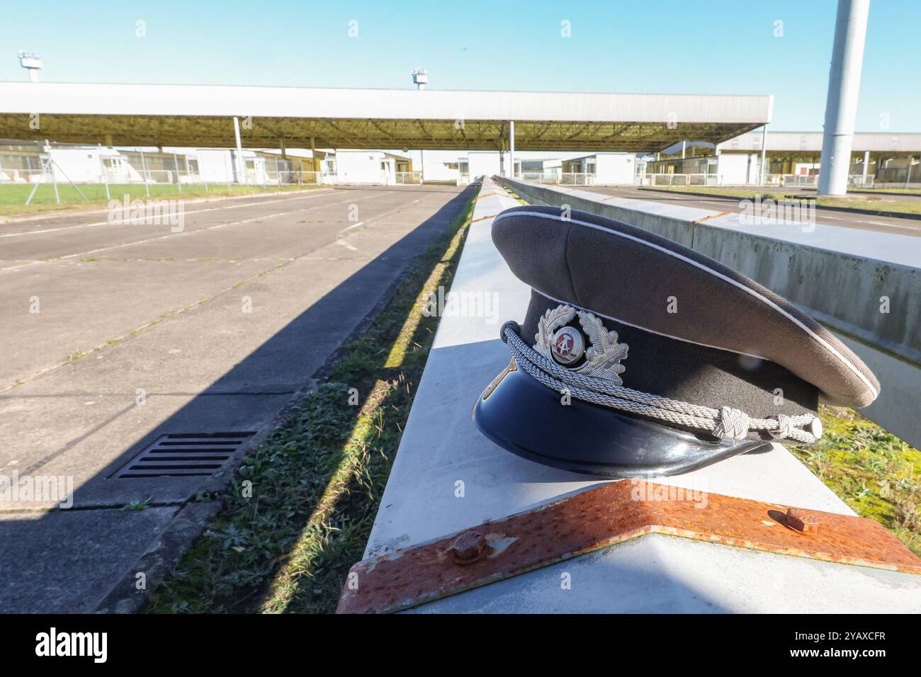 Sachsen-Anhalt, Helmstedt, Gedenkstätte Deutsche Teilung Marienborn, DDR, Grenze, Symbolfoto, Schirmmütze, Mütze, NVA, Grenztruppen der DDR, *** Sachsen-Anhalt, Helmstedt, deutsche Divisionsdenkmal Marienborn, DDR, Grenze, Symbolfoto, Kappe, Cap, NVA, DDR-Grenztruppen, Stockfoto