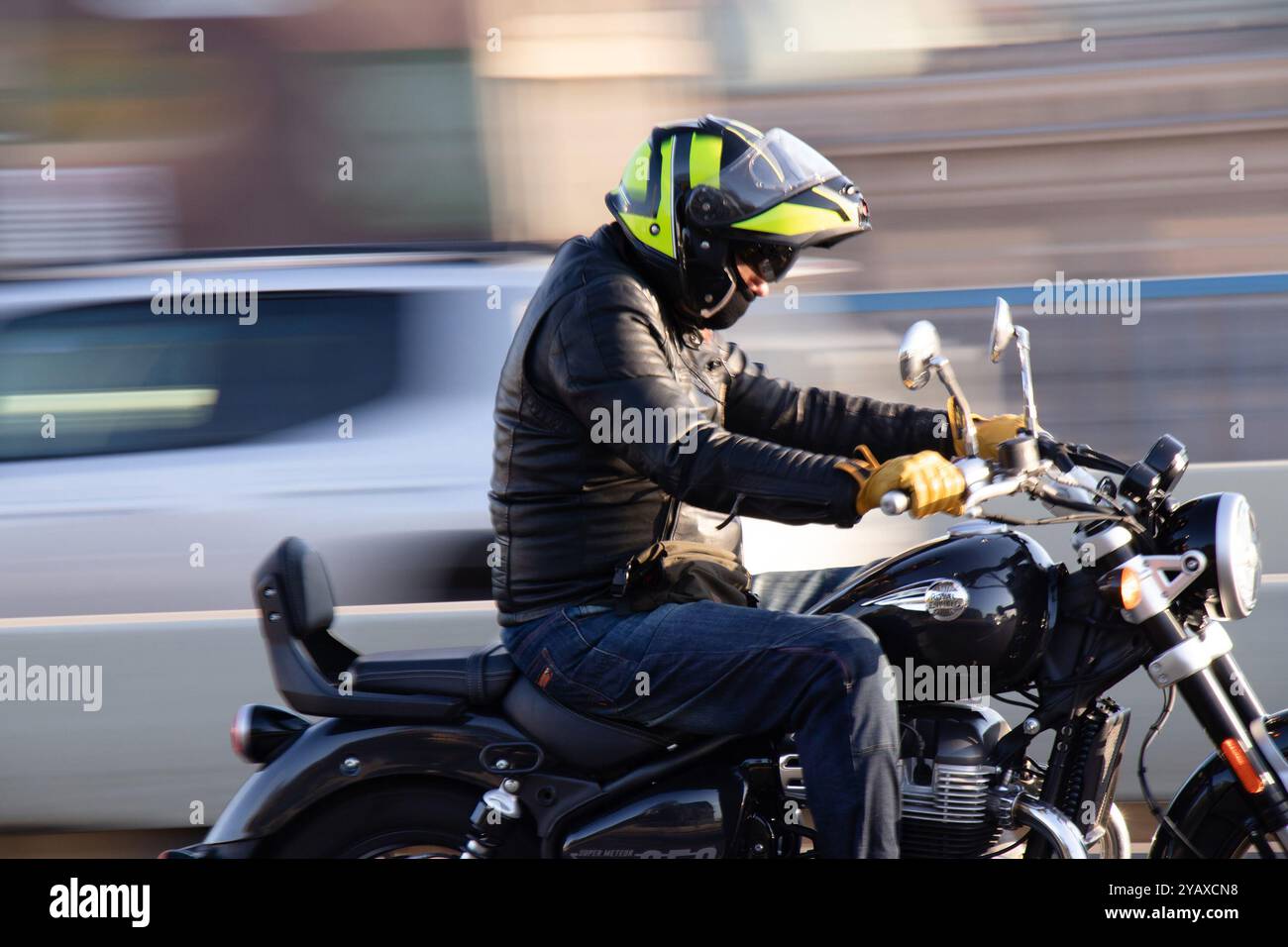 Belgrad, Serbien - 10. Oktober 2024: Motorradfahrer, der an einem sonnigen Tag auf einem Motorrad rasant fährt, Nahaufnahme Stockfoto