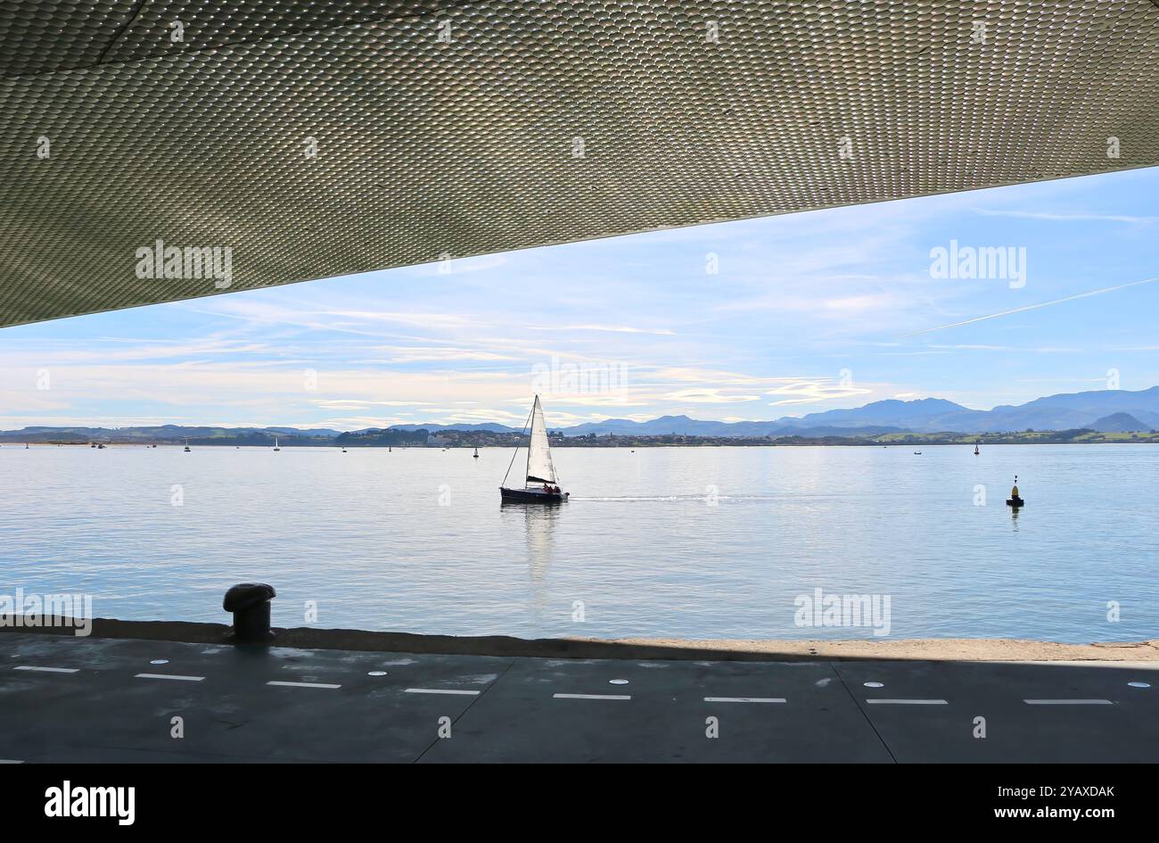 Blick über die Bucht vom Botin Centre Arts Centre mit einer vorbeifahrenden Yacht mit Motorleistung an einem ruhigen Morgen Santander Cantabria Spanien Stockfoto