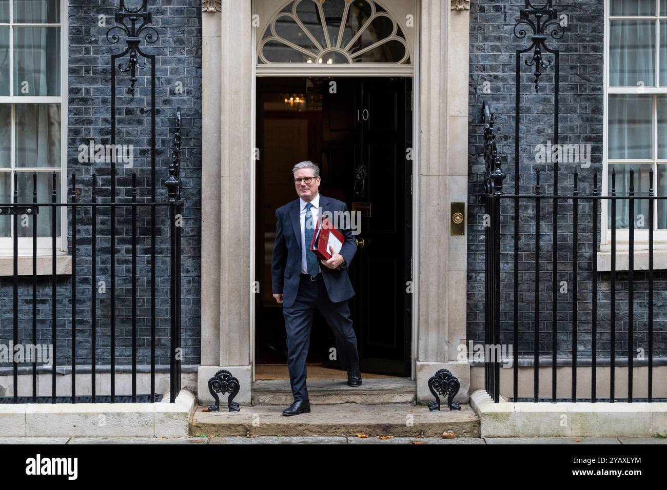 London, Großbritannien. 16. Oktober 2024. Keir Starmer, Premierminister, verlässt die Downing Street Nummer 10 für Fragen des Premierministers (PMQ) im Unterhaus. Quelle: Stephen Chung / Alamy Live News Stockfoto London, Großbritannien. 16. Oktober 2024. Keir Starmer, Premierminister, verlässt die Downing Street Nummer 10 für Fragen des Premierministers (PMQ) im Unterhaus. Quelle: Stephen Chung / Alamy Live News Stockfoto