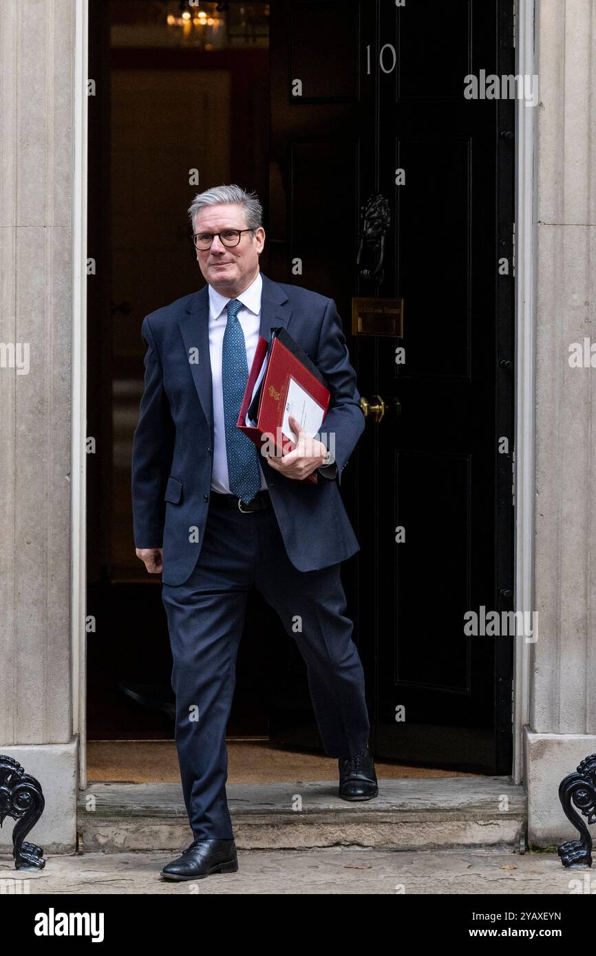 London, Großbritannien. 16. Oktober 2024. Keir Starmer, Premierminister, verlässt die Downing Street Nummer 10 für Fragen des Premierministers (PMQ) im Unterhaus. Quelle: Stephen Chung / Alamy Live News Stockfoto London, Großbritannien. 16. Oktober 2024. Keir Starmer, Premierminister, verlässt die Downing Street Nummer 10 für Fragen des Premierministers (PMQ) im Unterhaus. Quelle: Stephen Chung / Alamy Live News Stockfoto