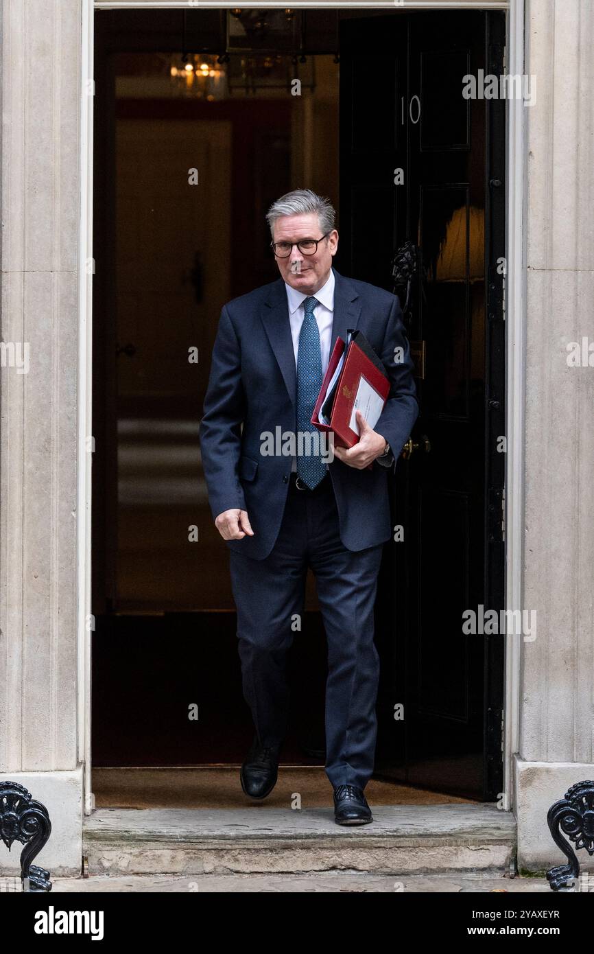 London, Großbritannien. 16. Oktober 2024. Keir Starmer, Premierminister, verlässt die Downing Street Nummer 10 für Fragen des Premierministers (PMQ) im Unterhaus. Quelle: Stephen Chung / Alamy Live News Stockfoto London, Großbritannien. 16. Oktober 2024. Keir Starmer, Premierminister, verlässt die Downing Street Nummer 10 für Fragen des Premierministers (PMQ) im Unterhaus. Quelle: Stephen Chung / Alamy Live News Stockfoto