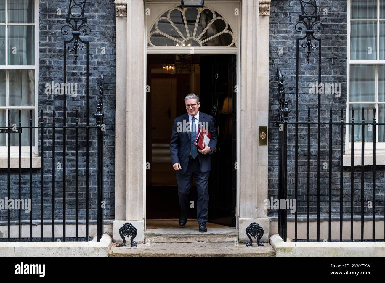 London, Großbritannien. 16. Oktober 2024. Keir Starmer, Premierminister, verlässt die Downing Street Nummer 10 für Fragen des Premierministers (PMQ) im Unterhaus. Quelle: Stephen Chung / Alamy Live News Stockfoto London, Großbritannien. 16. Oktober 2024. Keir Starmer, Premierminister, verlässt die Downing Street Nummer 10 für Fragen des Premierministers (PMQ) im Unterhaus. Quelle: Stephen Chung / Alamy Live News Stockfoto