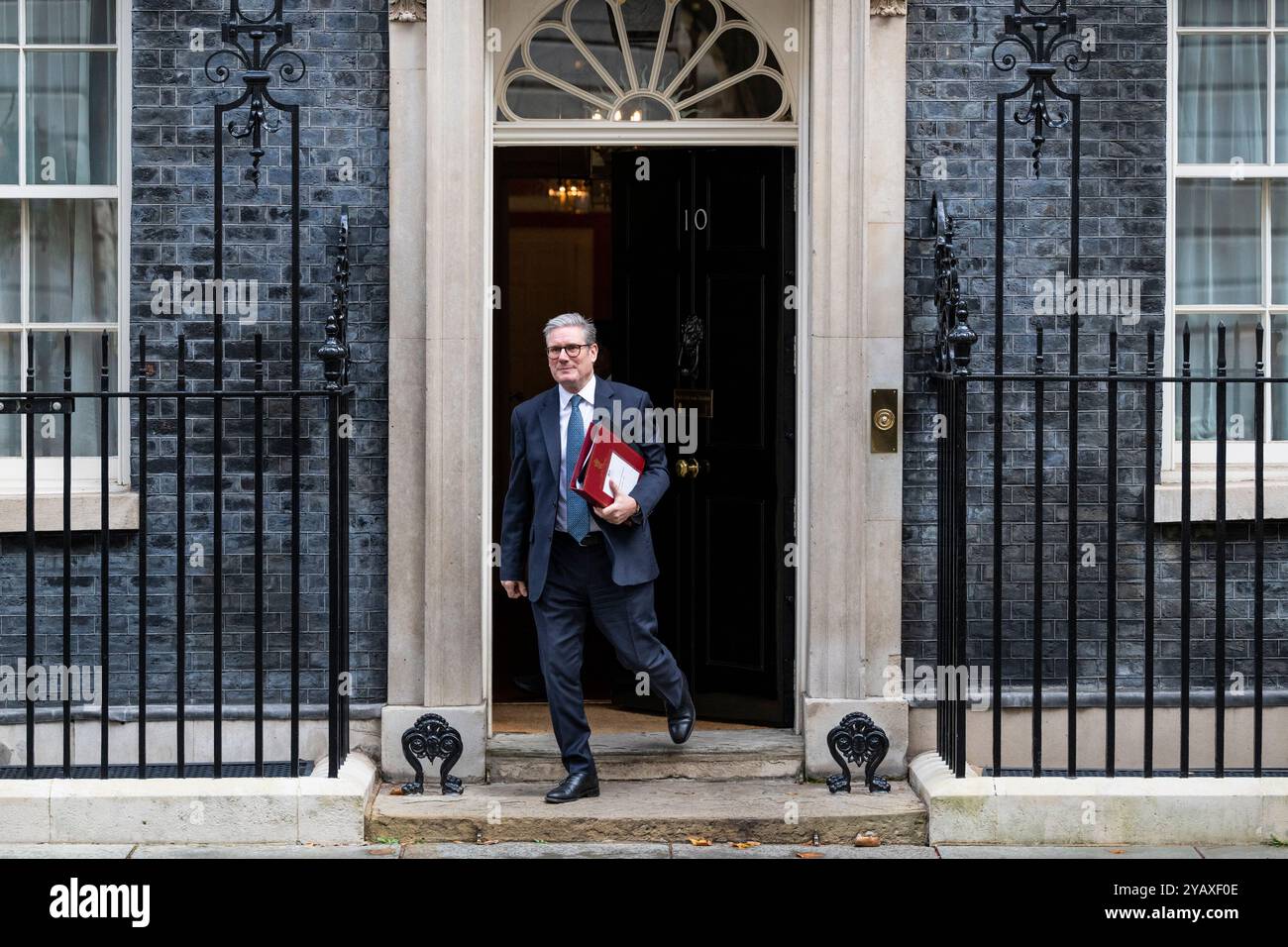 London, Großbritannien. 16. Oktober 2024. Keir Starmer, Premierminister, verlässt die Downing Street Nummer 10 für Fragen des Premierministers (PMQ) im Unterhaus. Quelle: Stephen Chung / Alamy Live News Stockfoto London, Großbritannien. 16. Oktober 2024. Keir Starmer, Premierminister, verlässt die Downing Street Nummer 10 für Fragen des Premierministers (PMQ) im Unterhaus. Quelle: Stephen Chung / Alamy Live News Stockfoto
