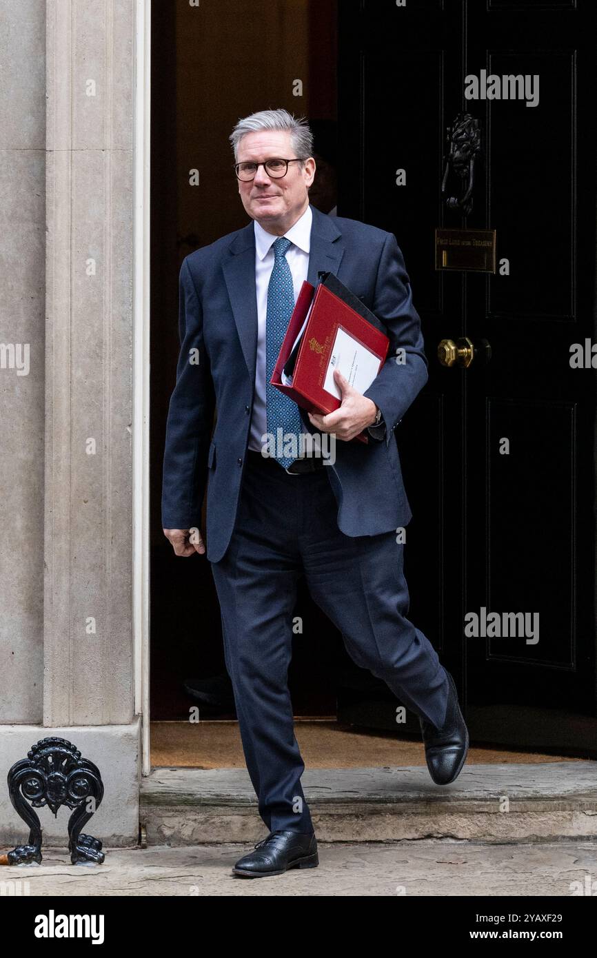 London, Großbritannien. 16. Oktober 2024. Keir Starmer, Premierminister, verlässt die Downing Street Nummer 10 für Fragen des Premierministers (PMQ) im Unterhaus. Quelle: Stephen Chung / Alamy Live News Stockfoto London, Großbritannien. 16. Oktober 2024. Keir Starmer, Premierminister, verlässt die Downing Street Nummer 10 für Fragen des Premierministers (PMQ) im Unterhaus. Quelle: Stephen Chung / Alamy Live News Stockfoto