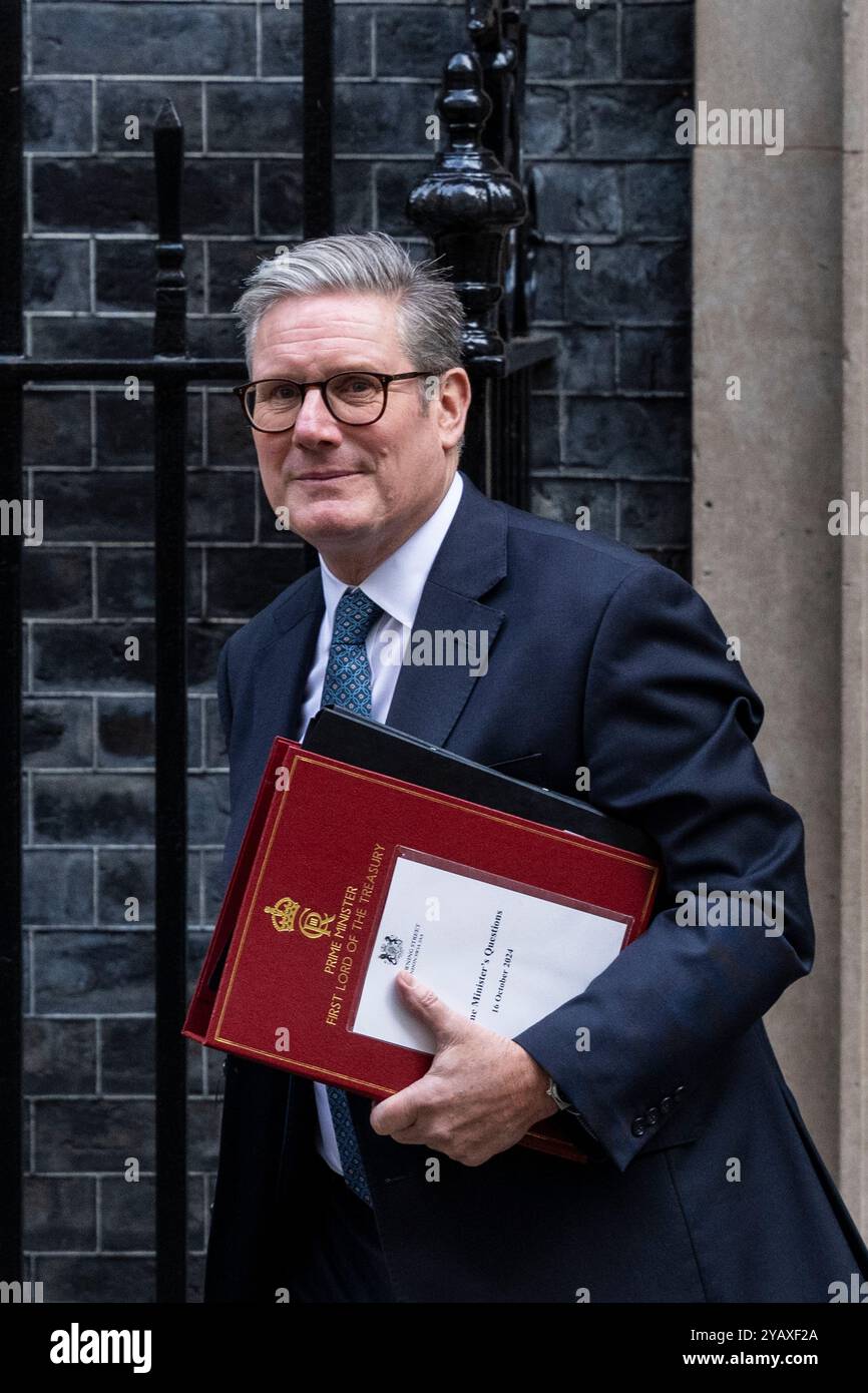 London, Großbritannien. 16. Oktober 2024. Keir Starmer, Premierminister, verlässt die Downing Street Nummer 10 für Fragen des Premierministers (PMQ) im Unterhaus. Quelle: Stephen Chung / Alamy Live News Stockfoto London, Großbritannien. 16. Oktober 2024. Keir Starmer, Premierminister, verlässt die Downing Street Nummer 10 für Fragen des Premierministers (PMQ) im Unterhaus. Quelle: Stephen Chung / Alamy Live News Stockfoto