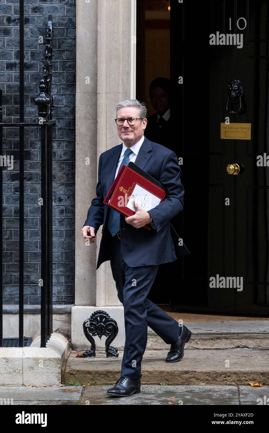 London, Großbritannien. 16. Oktober 2024. Keir Starmer, Premierminister, verlässt die Downing Street Nummer 10 für Fragen des Premierministers (PMQ) im Unterhaus. Quelle: Stephen Chung / Alamy Live News Stockfoto London, Großbritannien. 16. Oktober 2024. Keir Starmer, Premierminister, verlässt die Downing Street Nummer 10 für Fragen des Premierministers (PMQ) im Unterhaus. Quelle: Stephen Chung / Alamy Live News Stockfoto