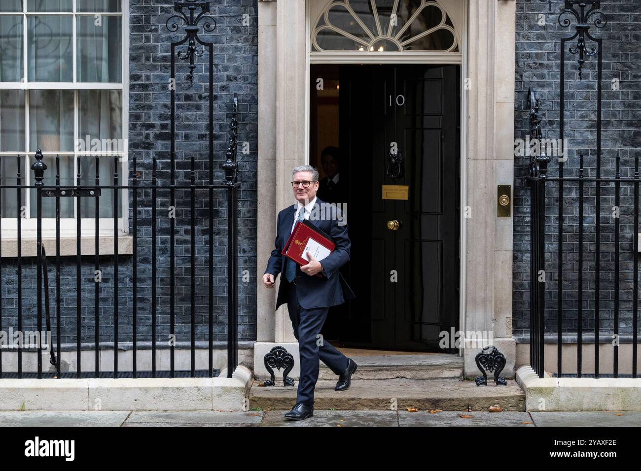 London, Großbritannien. 16. Oktober 2024. Keir Starmer, Premierminister, verlässt die Downing Street Nummer 10 für Fragen des Premierministers (PMQ) im Unterhaus. Quelle: Stephen Chung / Alamy Live News Stockfoto London, Großbritannien. 16. Oktober 2024. Keir Starmer, Premierminister, verlässt die Downing Street Nummer 10 für Fragen des Premierministers (PMQ) im Unterhaus. Quelle: Stephen Chung / Alamy Live News Stockfoto