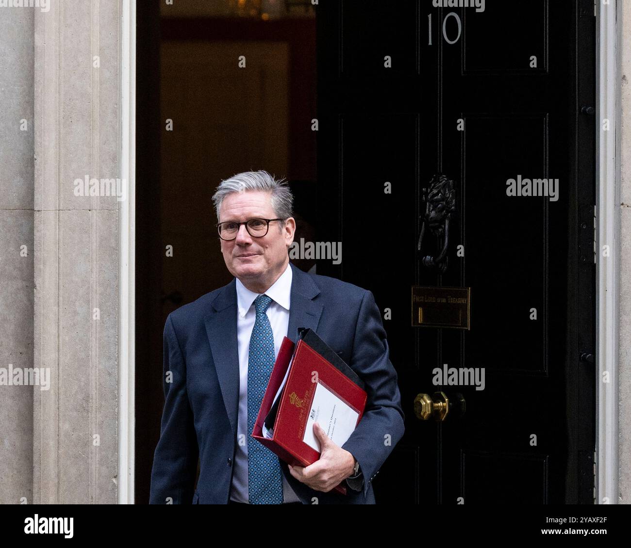 London, Großbritannien. 16. Oktober 2024. Keir Starmer, Premierminister, verlässt die Downing Street Nummer 10 für Fragen des Premierministers (PMQ) im Unterhaus. Quelle: Stephen Chung / Alamy Live News Stockfoto London, Großbritannien. 16. Oktober 2024. Keir Starmer, Premierminister, verlässt die Downing Street Nummer 10 für Fragen des Premierministers (PMQ) im Unterhaus. Quelle: Stephen Chung / Alamy Live News Stockfoto