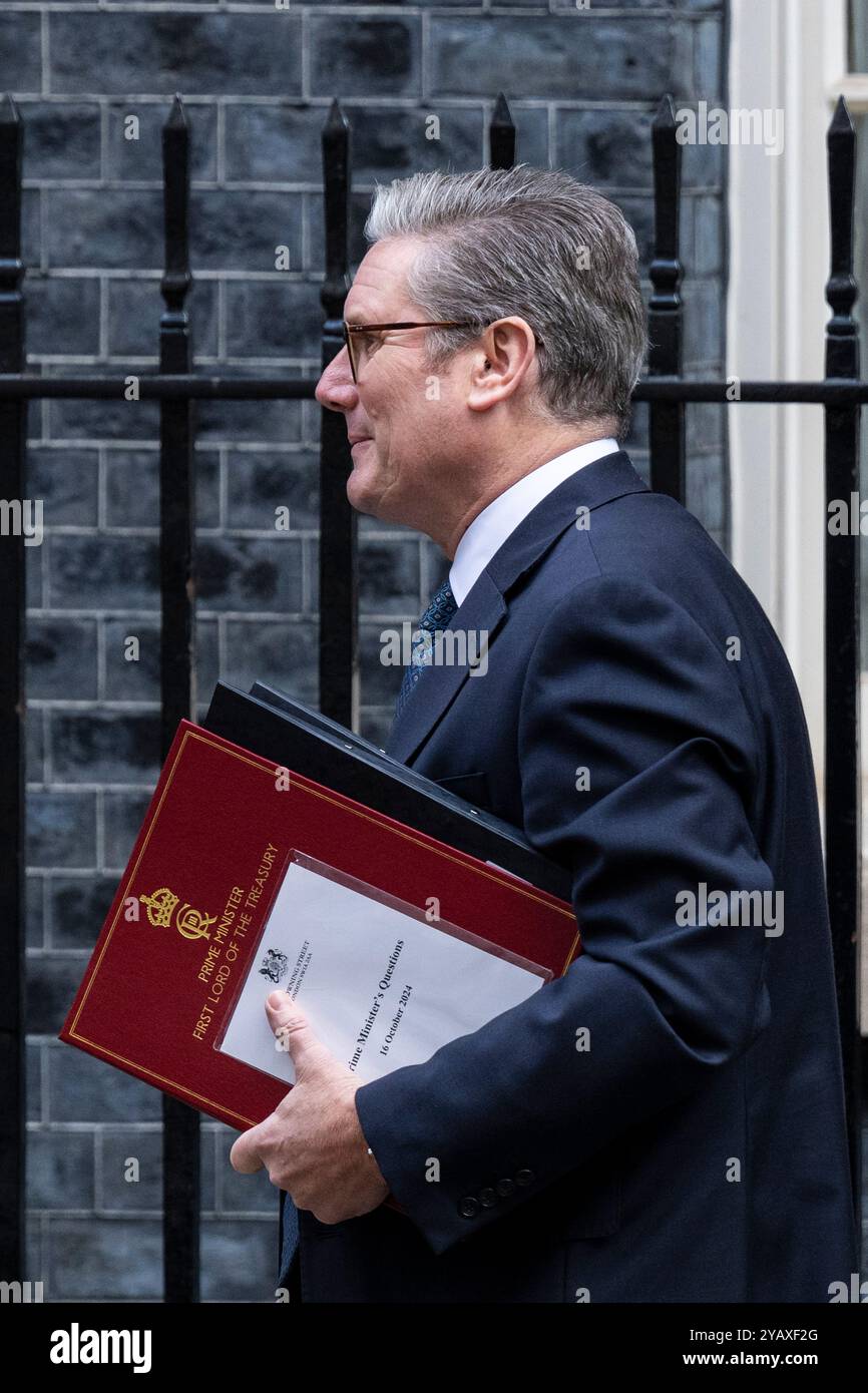 London, Großbritannien. 16. Oktober 2024. Keir Starmer, Premierminister, verlässt die Downing Street Nummer 10 für Fragen des Premierministers (PMQ) im Unterhaus. Quelle: Stephen Chung / Alamy Live News Stockfoto London, Großbritannien. 16. Oktober 2024. Keir Starmer, Premierminister, verlässt die Downing Street Nummer 10 für Fragen des Premierministers (PMQ) im Unterhaus. Quelle: Stephen Chung / Alamy Live News Stockfoto