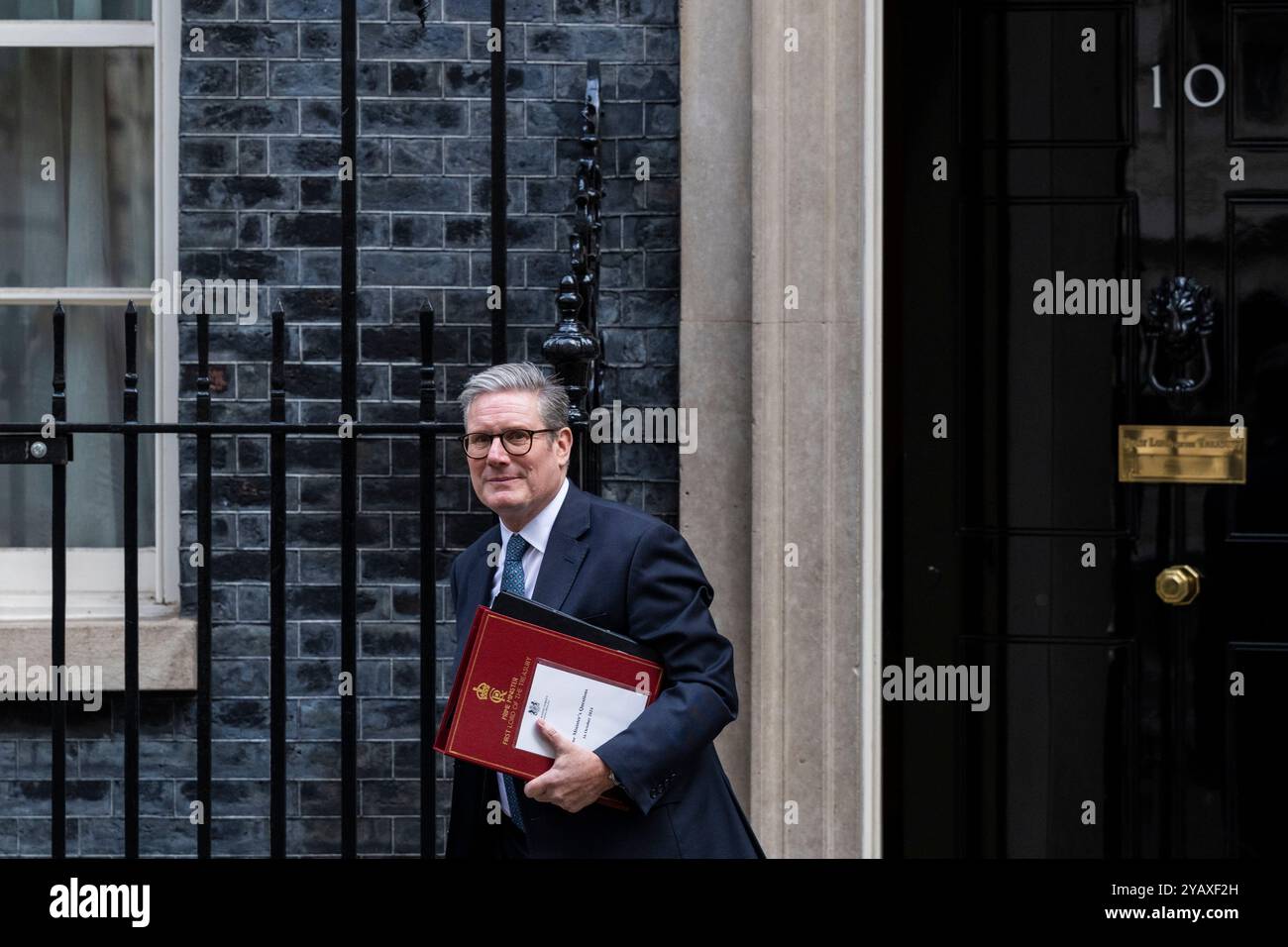 London, Großbritannien. 16. Oktober 2024. Keir Starmer, Premierminister, verlässt die Downing Street Nummer 10 für Fragen des Premierministers (PMQ) im Unterhaus. Quelle: Stephen Chung / Alamy Live News Stockfoto London, Großbritannien. 16. Oktober 2024. Keir Starmer, Premierminister, verlässt die Downing Street Nummer 10 für Fragen des Premierministers (PMQ) im Unterhaus. Quelle: Stephen Chung / Alamy Live News Stockfoto