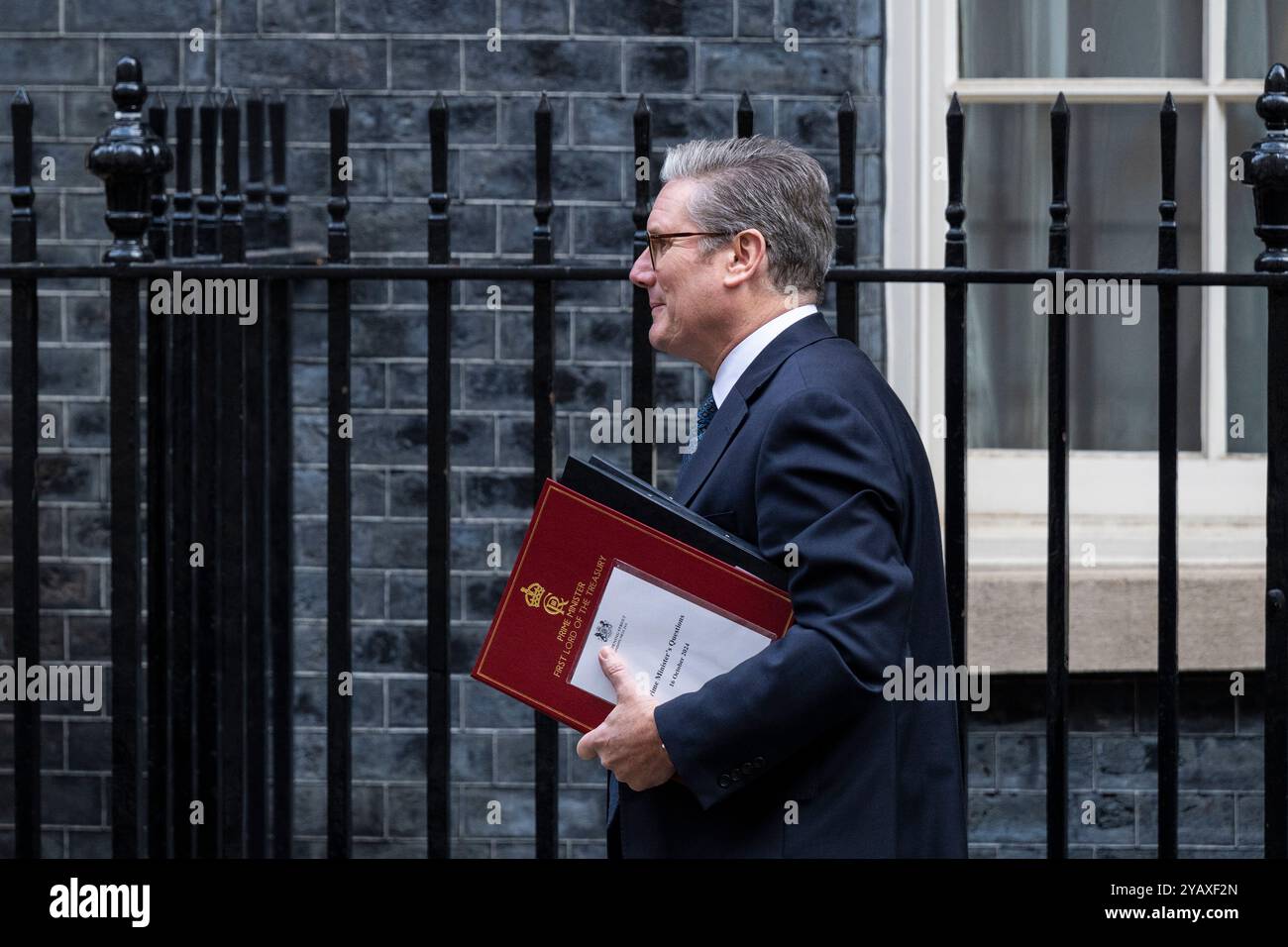 London, Großbritannien. 16. Oktober 2024. Keir Starmer, Premierminister, verlässt die Downing Street Nummer 10 für Fragen des Premierministers (PMQ) im Unterhaus. Quelle: Stephen Chung / Alamy Live News Stockfoto London, Großbritannien. 16. Oktober 2024. Keir Starmer, Premierminister, verlässt die Downing Street Nummer 10 für Fragen des Premierministers (PMQ) im Unterhaus. Quelle: Stephen Chung / Alamy Live News Stockfoto