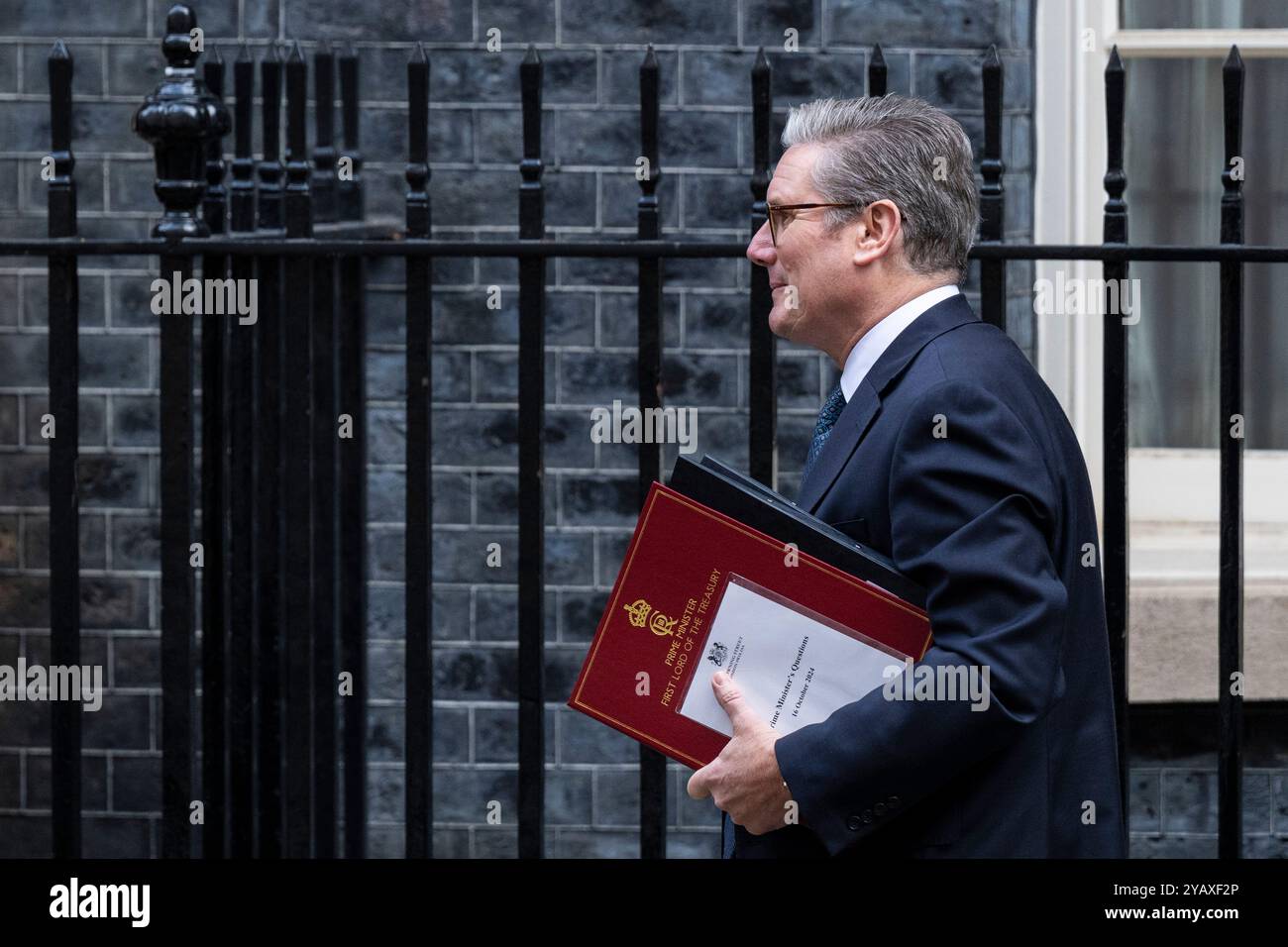 London, Großbritannien. 16. Oktober 2024. Keir Starmer, Premierminister, verlässt die Downing Street Nummer 10 für Fragen des Premierministers (PMQ) im Unterhaus. Quelle: Stephen Chung / Alamy Live News Stockfoto London, Großbritannien. 16. Oktober 2024. Keir Starmer, Premierminister, verlässt die Downing Street Nummer 10 für Fragen des Premierministers (PMQ) im Unterhaus. Quelle: Stephen Chung / Alamy Live News Stockfoto