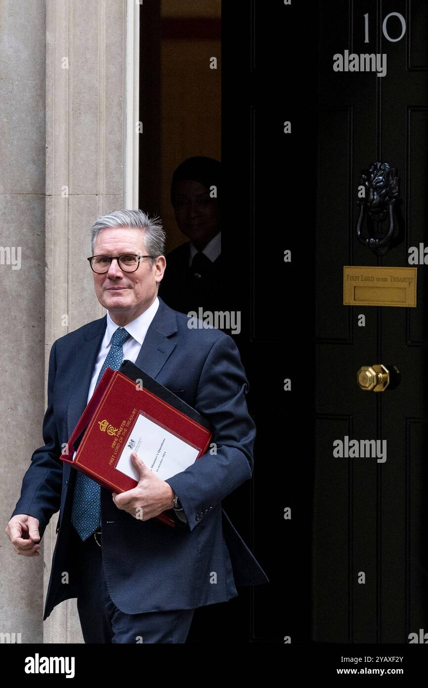 London, Großbritannien. 16. Oktober 2024. Keir Starmer, Premierminister, verlässt die Downing Street Nummer 10 für Fragen des Premierministers (PMQ) im Unterhaus. Quelle: Stephen Chung / Alamy Live News Stockfoto London, Großbritannien. 16. Oktober 2024. Keir Starmer, Premierminister, verlässt die Downing Street Nummer 10 für Fragen des Premierministers (PMQ) im Unterhaus. Quelle: Stephen Chung / Alamy Live News Stockfoto