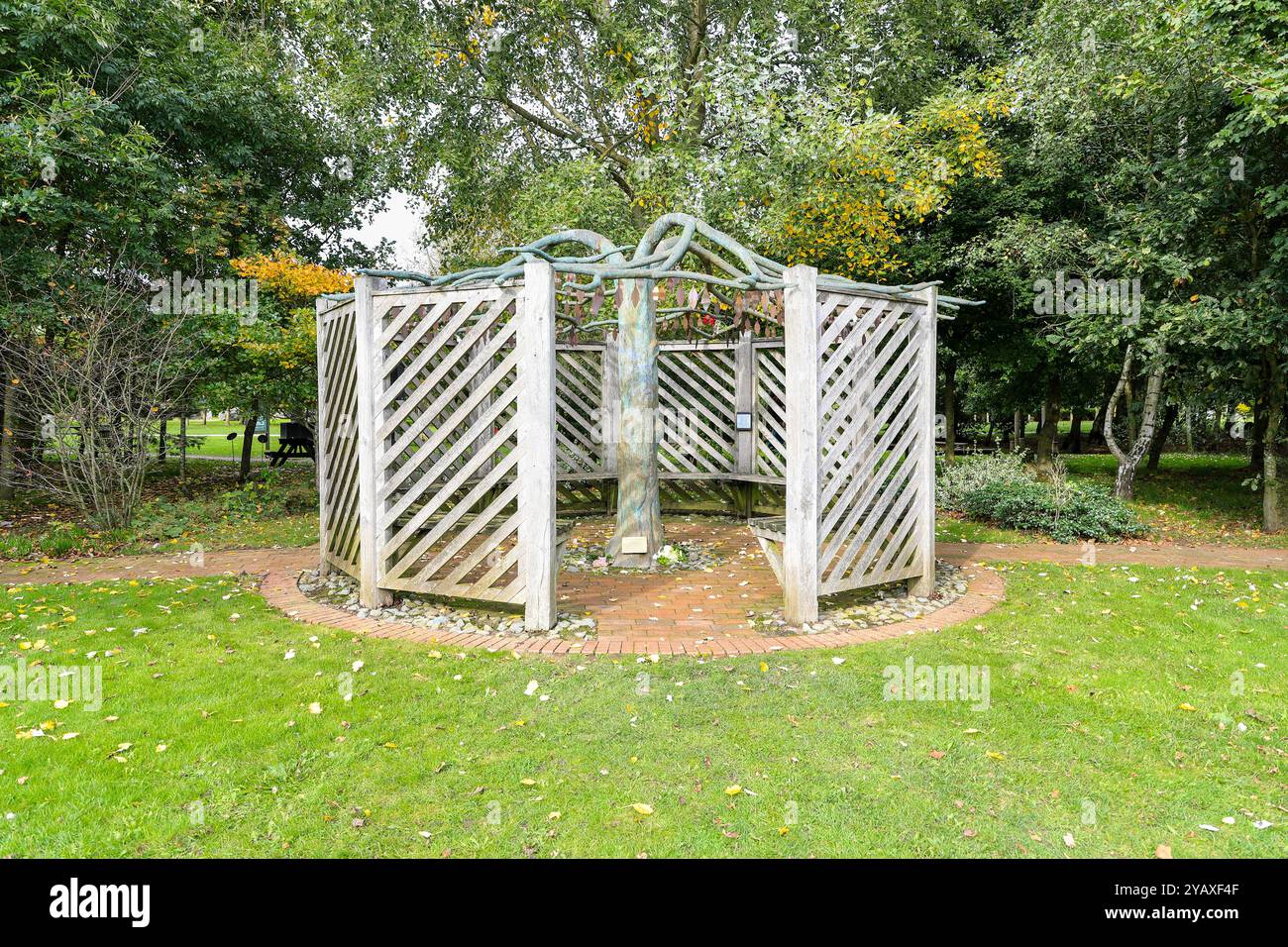 Der Baum der Erinnerung an einen Ort der ruhigen Reflexion in den Gärten des National Memorial Arboretum, Alrewas, Staffordshire, England, Großbritannien Stockfoto