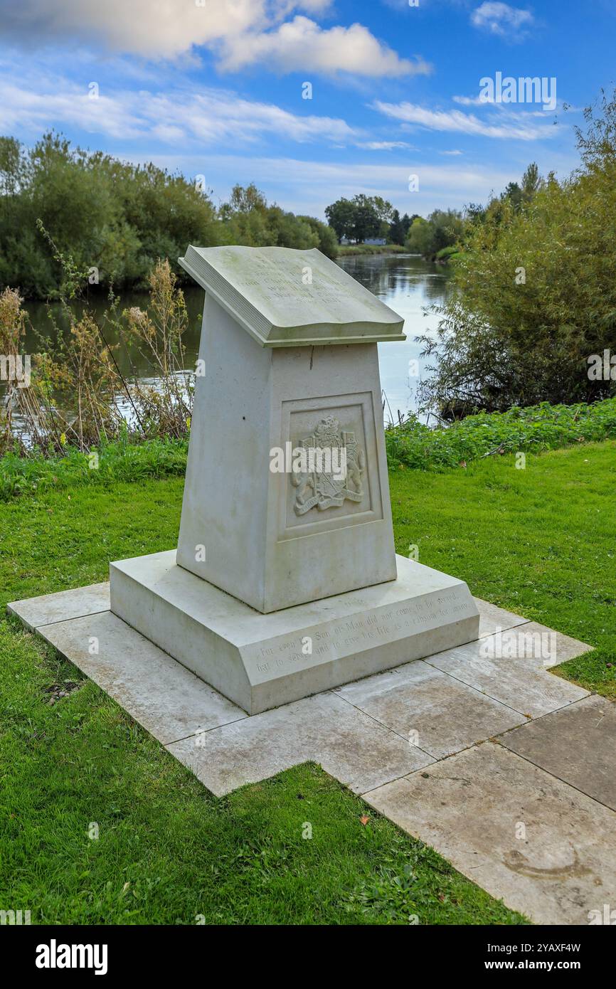 Eine Gedenkstätte für ehemalige Schüler des Cheltenham College am National Memorial Arboretum, Alrewas bei Lichfield, Staffordshire, England, Großbritannien Stockfoto