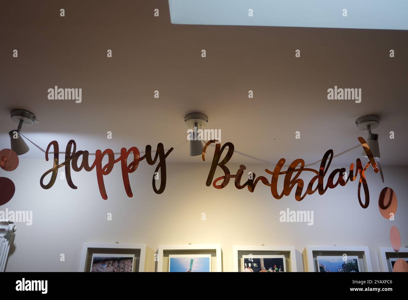 Ein Happy Birthday Banner in einem Familienhaus Stockfoto