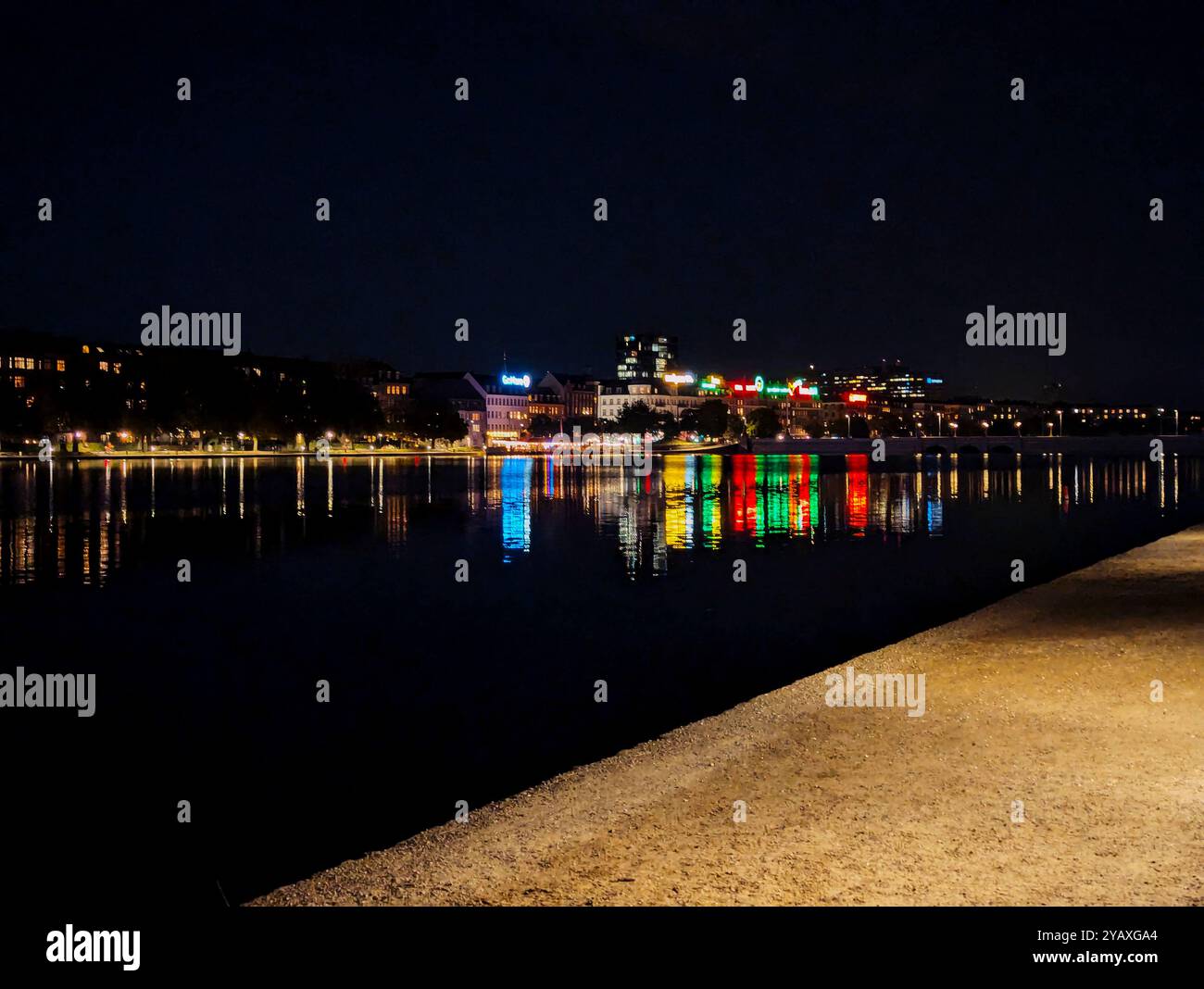 Eine nächtliche Seepromenade in Nørrebro, Kopenhagen, Dänemark Stockfoto