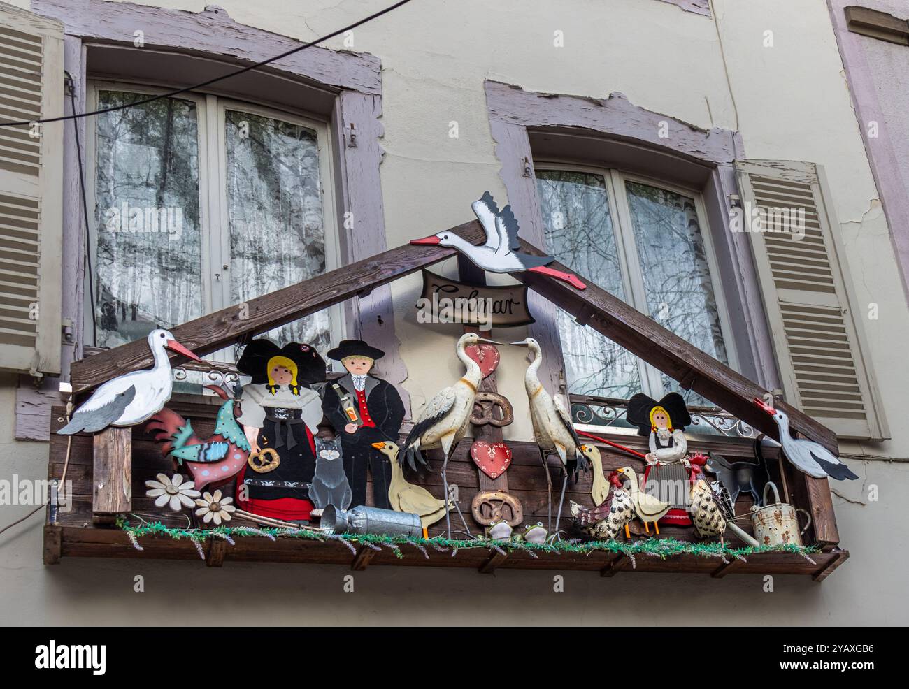 decoración de la fachada de un edificio en las Navidades de Colmar, Alsacia, Francia Stockfoto