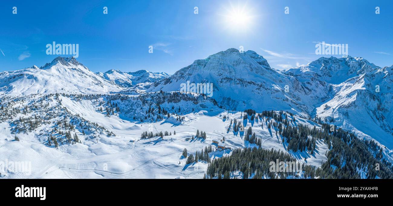 Schnee und Sonne am romantischen Körbersee im Skigebiet Warth-Schröcken in Vorarlberg herrliche Verhältnisse für Wintersport in der Arlberg-Region A W Stockfoto