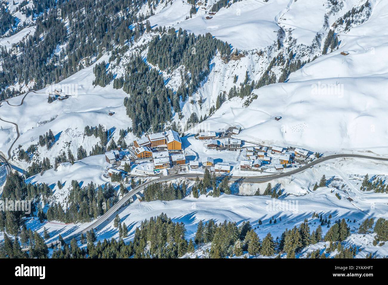 Schnee und Sonne am romantischen Körbersee im Skigebiet Warth-Schröcken in Vorarlberg herrliche Verhältnisse für Wintersport in der Arlberg-Region A W Stockfoto