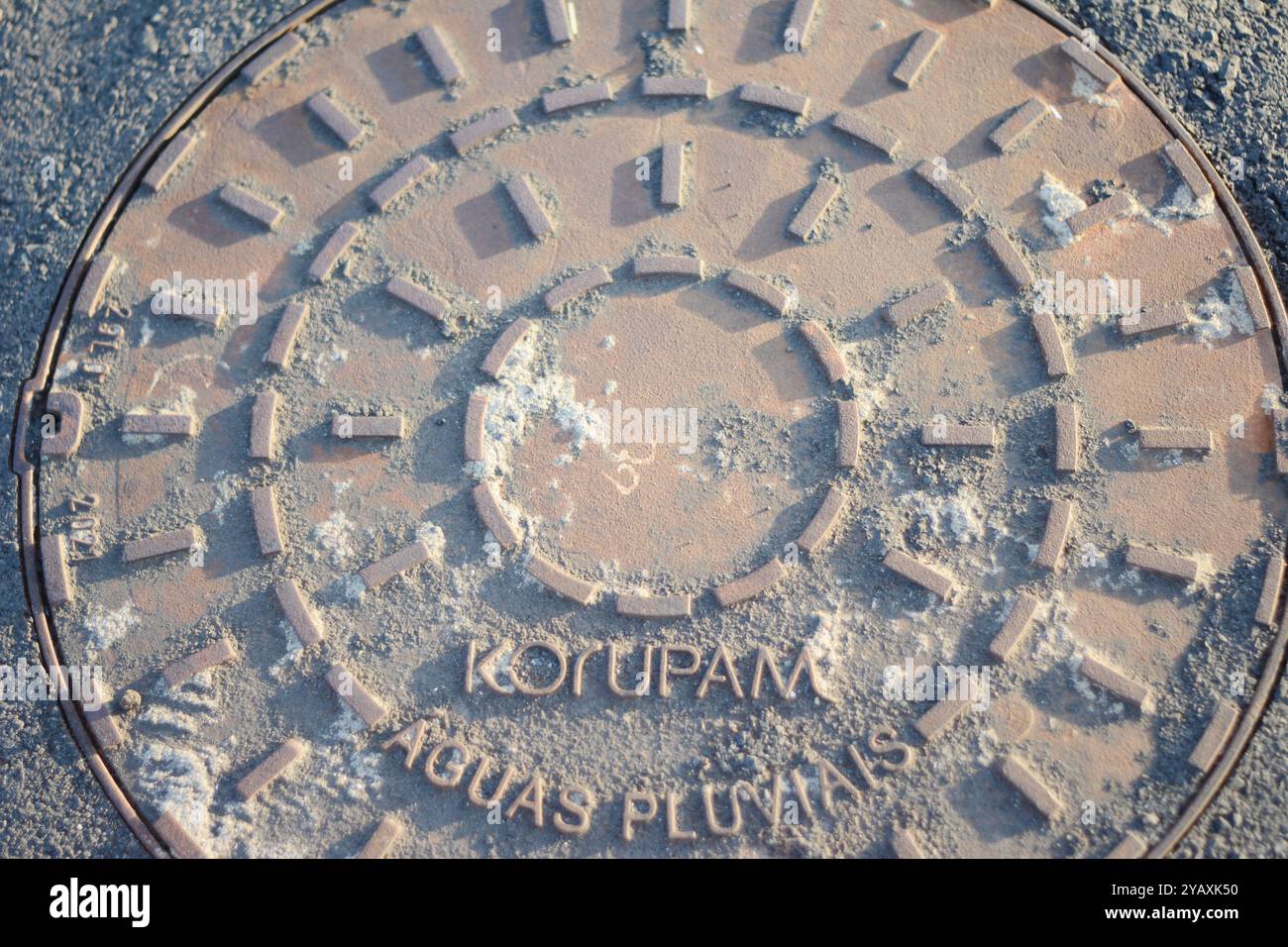 Regenwasserdecke auf einer Stadtstraße Stockfoto