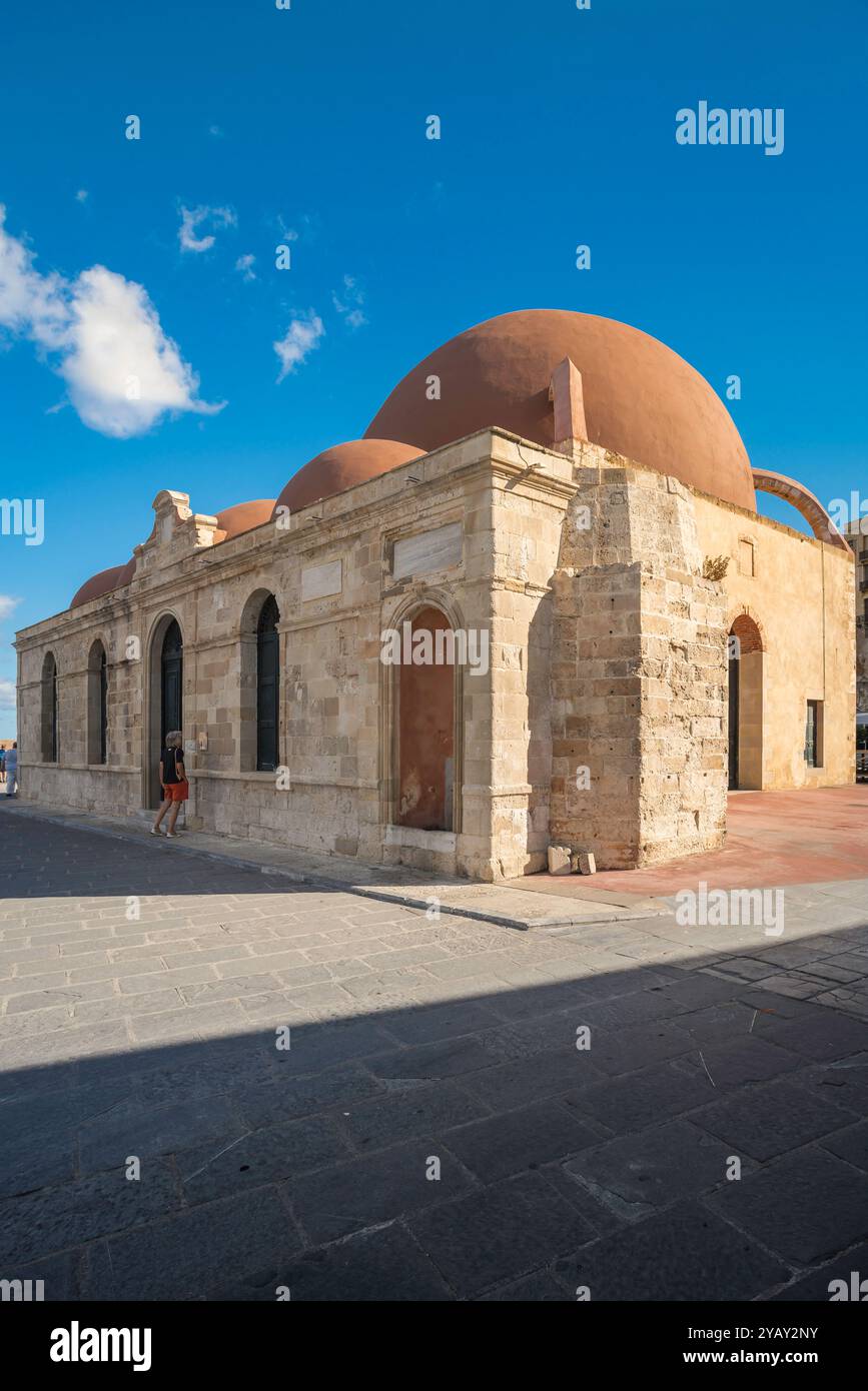 Alte Moschee, Blick auf die Kucuk-Hasan-Pascha-Moschee - heute ein Ausstellungsraum - befindet sich im Hafen der Altstadt von Chania (Hania), Kreta Stockfoto