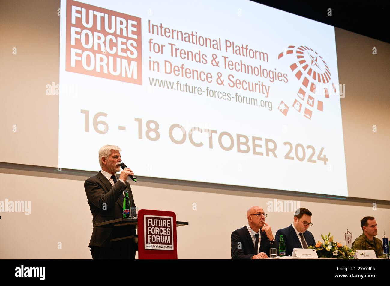 Prag, Tschechische Republik. Oktober 2024. Der tschechische Präsident Petr Pavel (links) spricht auf der internationalen Verteidigungs- und Sicherheitsmesse des Forums der Zukunftskräfte 2024 und den Expertengremien am 16. Oktober 2024 in Prag (Tschechische Republik). Quelle: Michal Kamaryt/CTK Photo/Alamy Live News Stockfoto