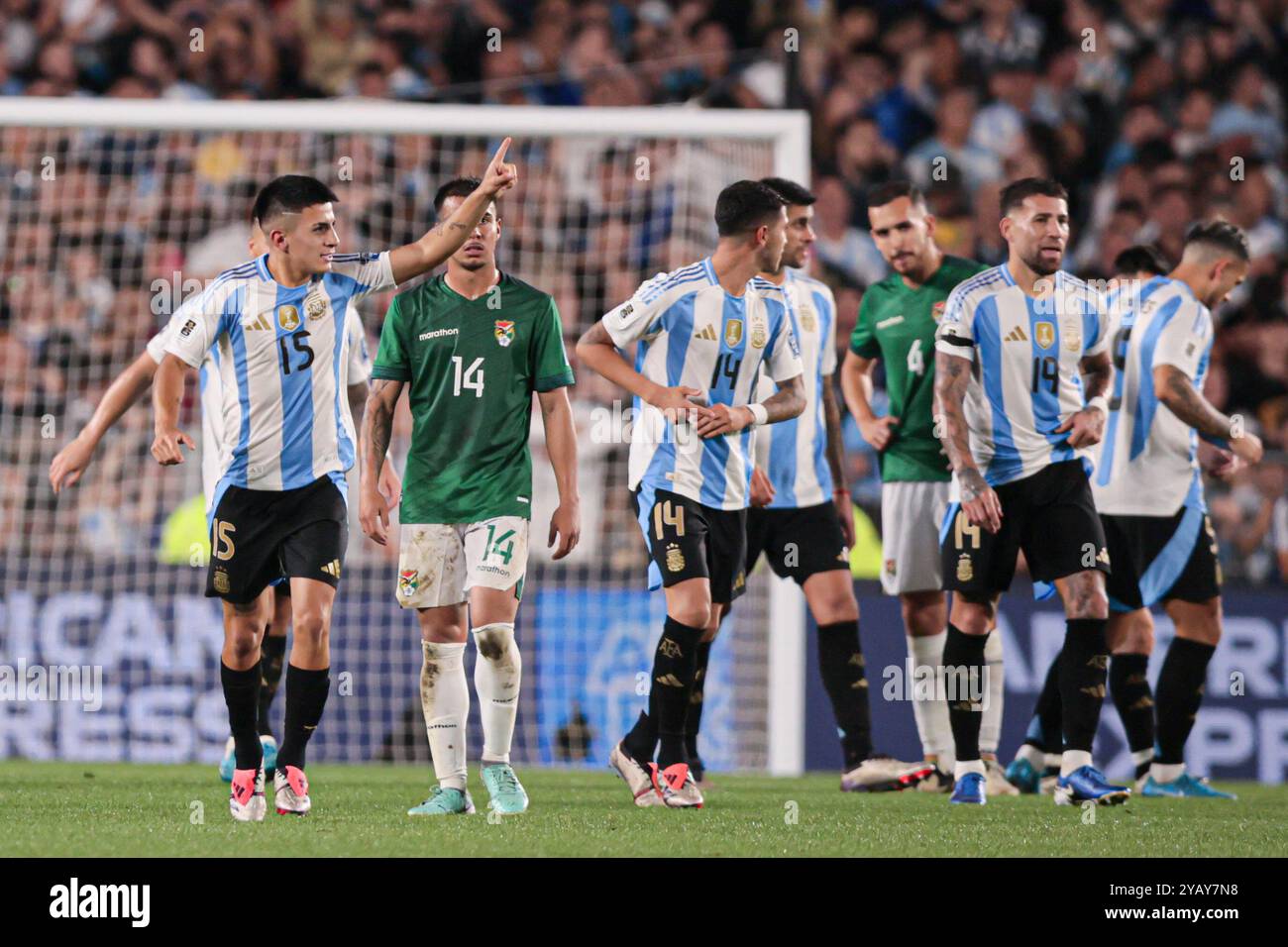 Buenos Aires, Argentinien - 15. Oktober 2024: Die argentinische Nationalmannschaft hat Bolivien 6-0 in der zehnten Runde der Südamerika-WM-Qualifikationsrunde besiegt und sich mit 22 Punkten von ihrem engsten Konkurrenten Kolumbien (19 Punkte) zurückgezogen. Lionel Messi begeisterte die Menge im Estadio Monumental mit einem Hattrick und zwei Assists und stellte Lautaro Martínez und Julián Álvarez für ihre Ziele auf. Thiago Almada schloss sich auch der Torschützenliste an, in einem perfekten Abend für Lionel Scalonis Team gegen eine bolivianische Mannschaft, die auf einer Siegerliste stand Stockfoto